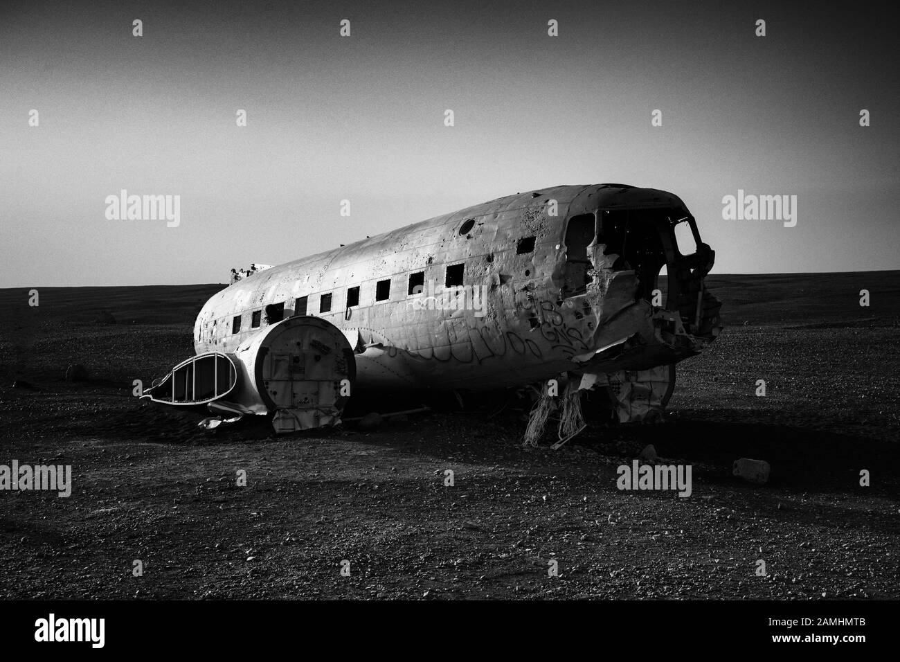 US Navy stürzte DC3 in Sólheimasandur bei Hofn in Island ab. Das Flugzeug stürzte 1973 mit 7 Mann Besatzung an Bord, die unverletzt waren. Stockfoto