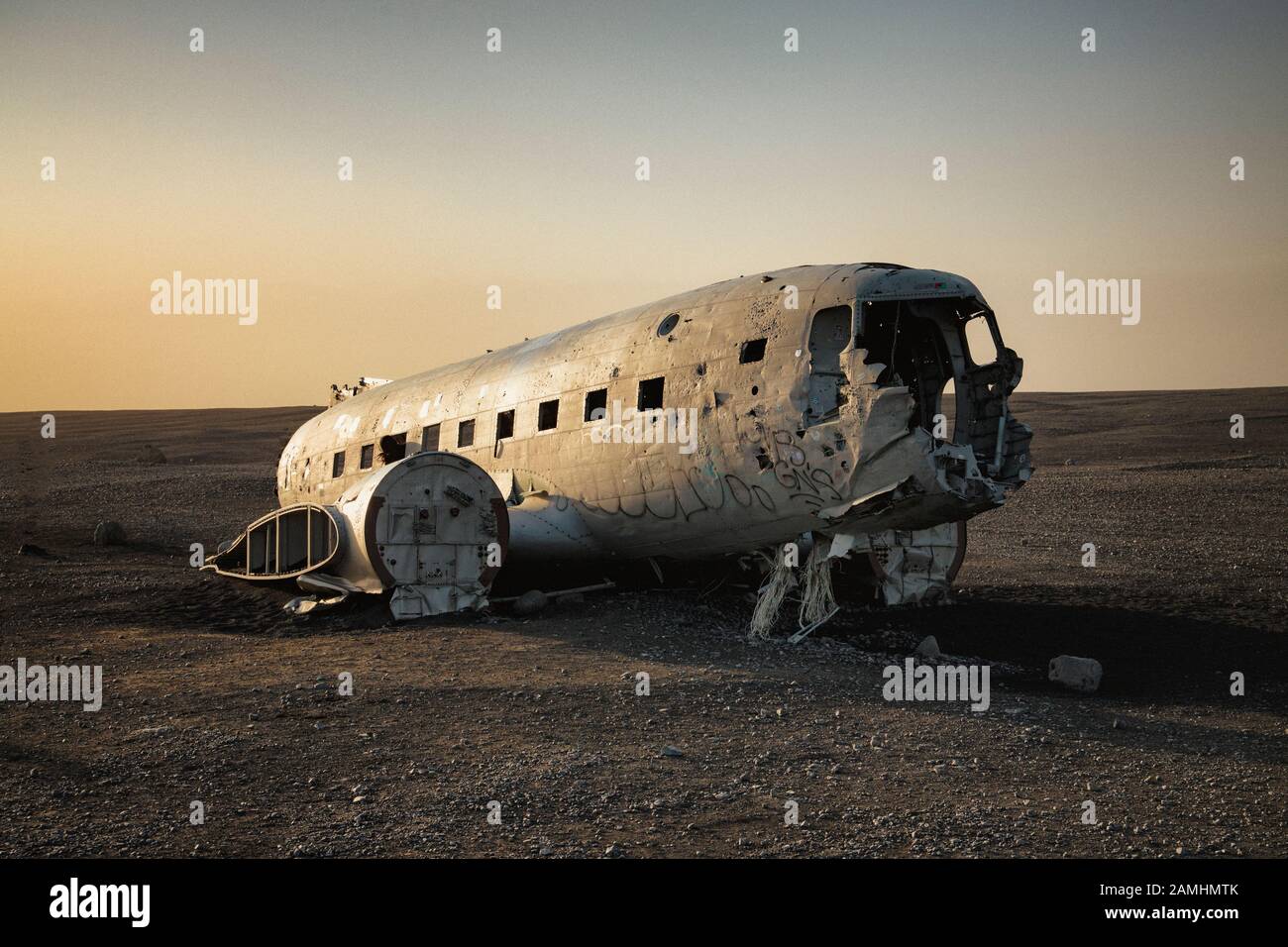 US Navy stürzte DC3 in Sólheimasandur bei Hofn in Island ab. Das Flugzeug stürzte 1973 mit 7 Mann Besatzung an Bord, die unverletzt waren. Stockfoto