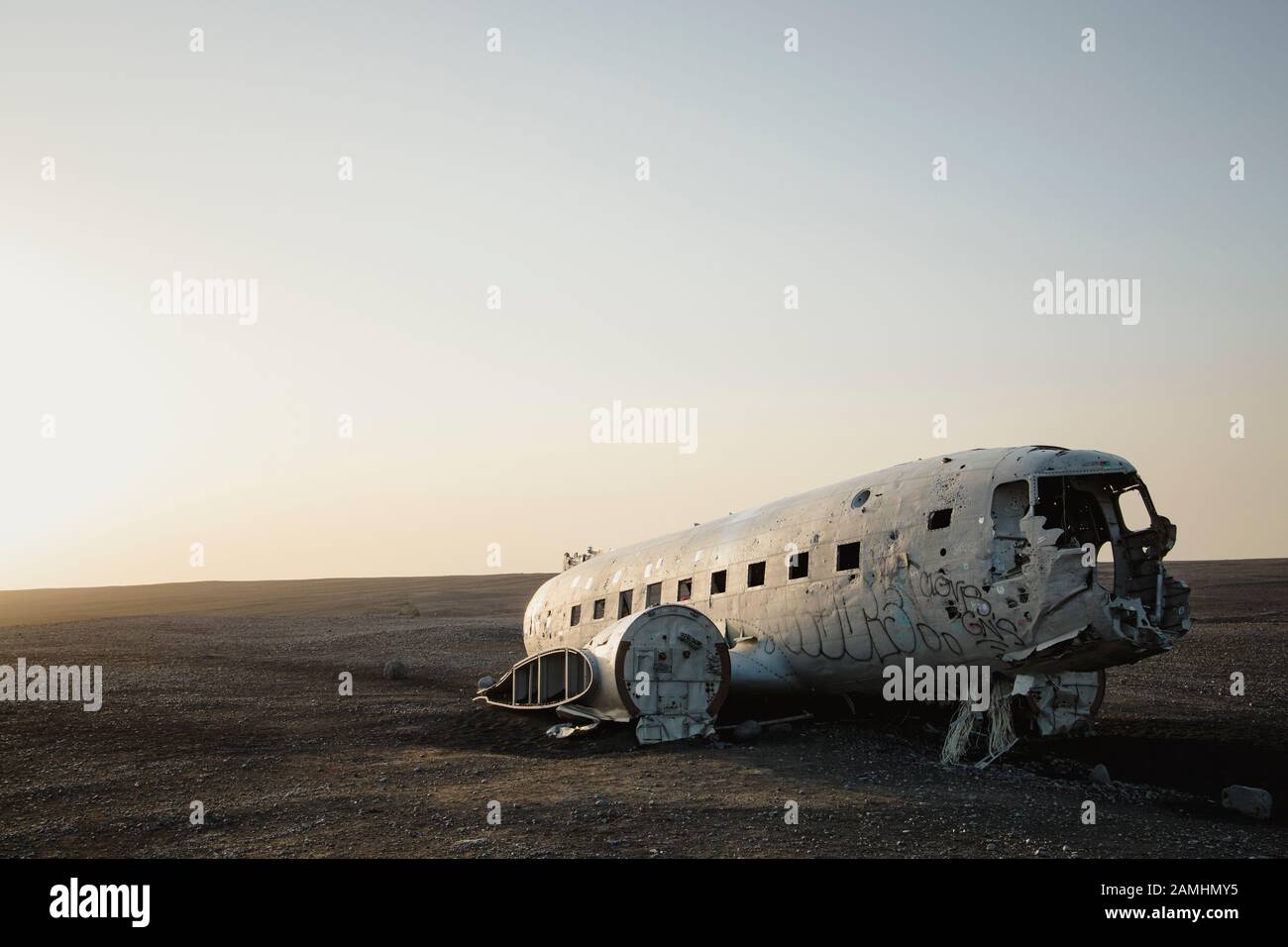 US Navy stürzte DC3 in Sólheimasandur bei Hofn in Island ab. Das Flugzeug stürzte 1973 mit 7 Mann Besatzung an Bord, die unverletzt waren. Stockfoto