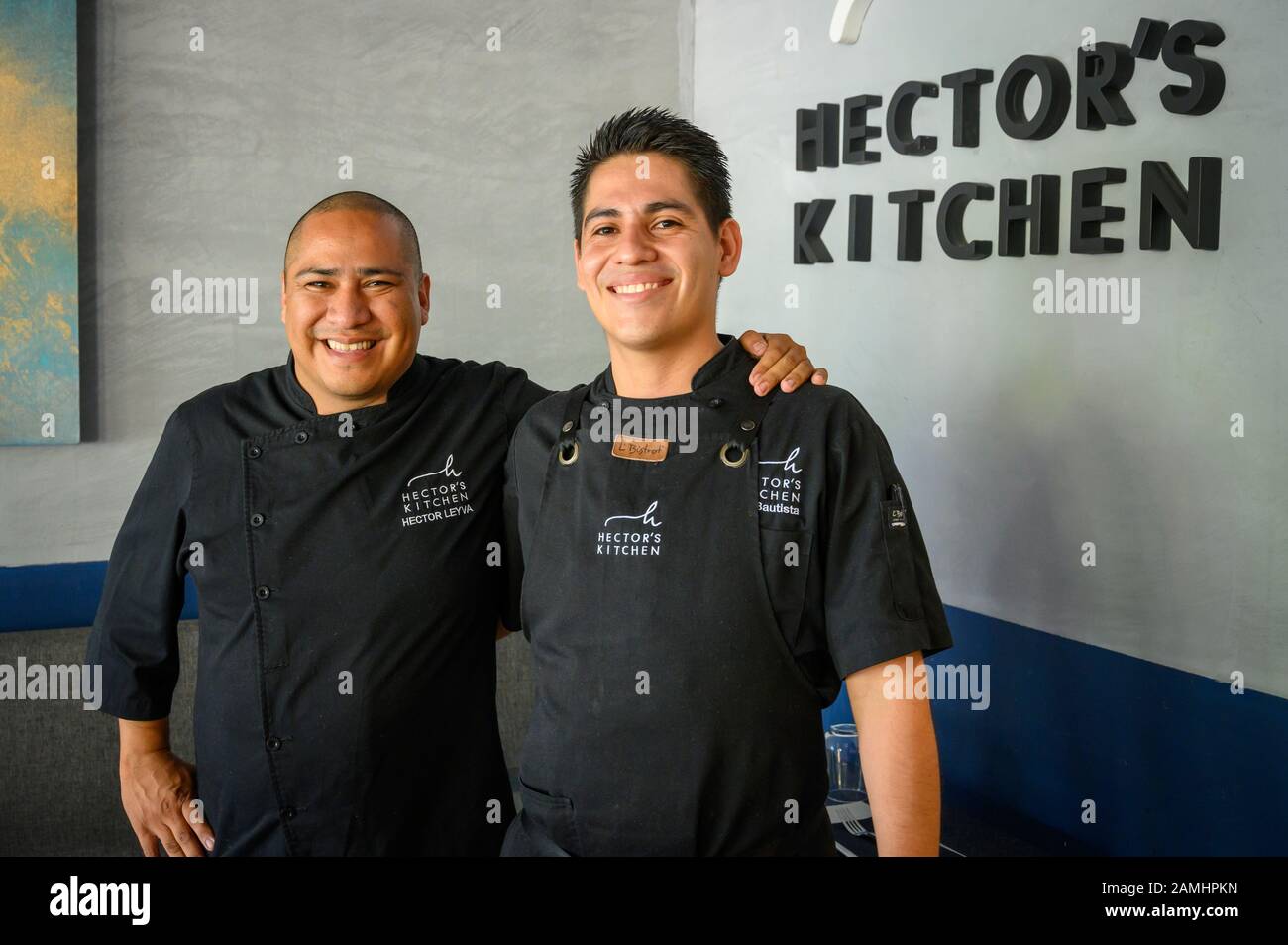 Küchenchef Héctor Leyva und Sous-Chef Ivan Bautista im Hector's Kitchen Restaurant in Punta Mita, Riviera Nayarit, Mexiko. Stockfoto