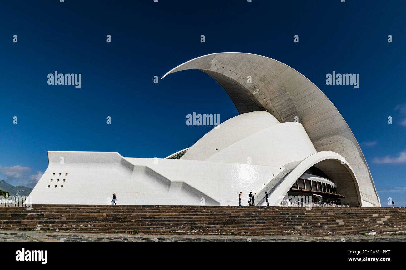 Seitenansicht des Auditorio de Tenerife Auditorium. Das ist eine symbolträchtige Gebäude des berühmten spanischen Architekten Santiago Calatrava. Stockfoto
