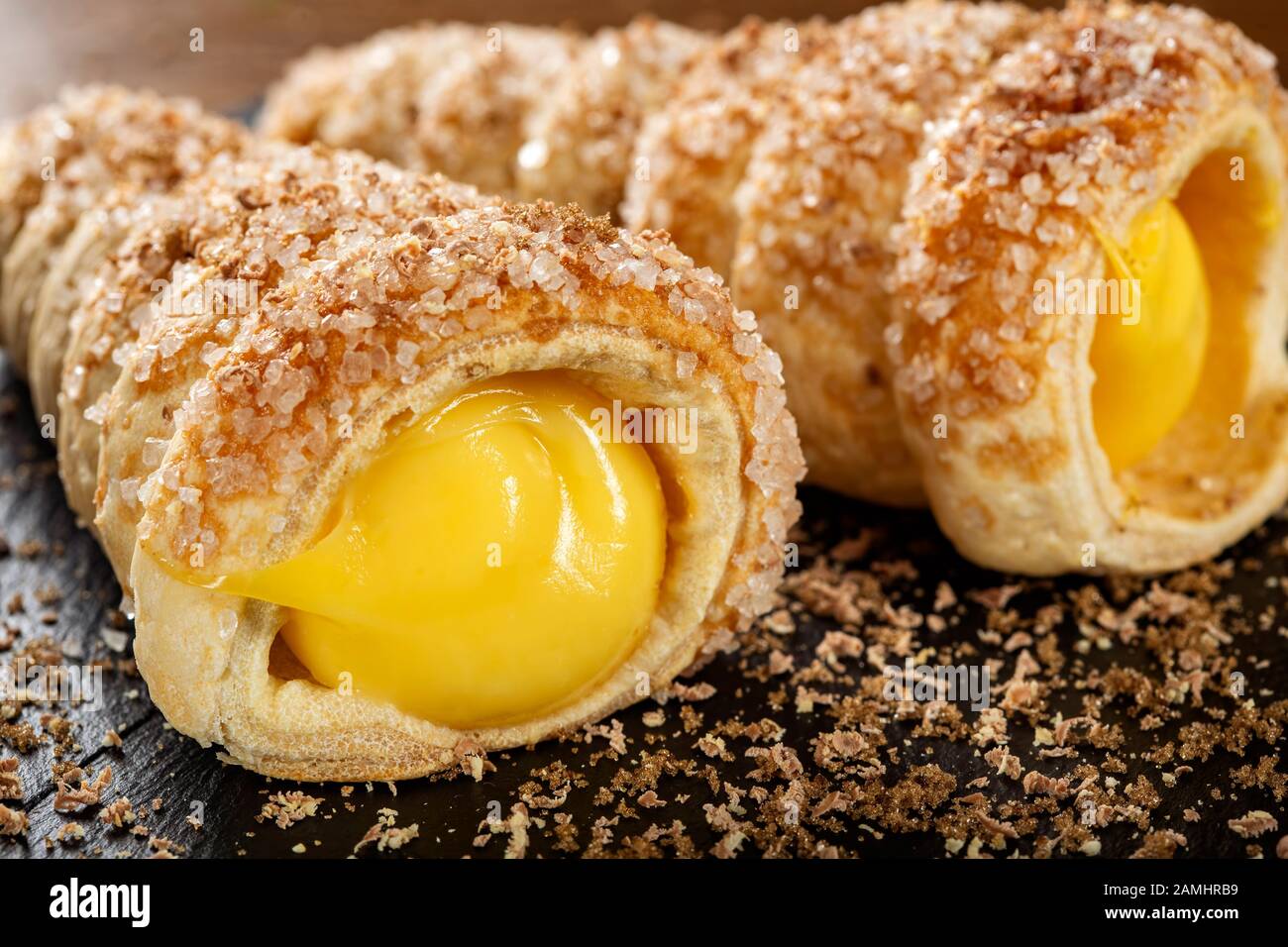 Mit Vanillecreme gefüllte Süßigkeiten auf Schiefer - Nahansicht Stockfoto