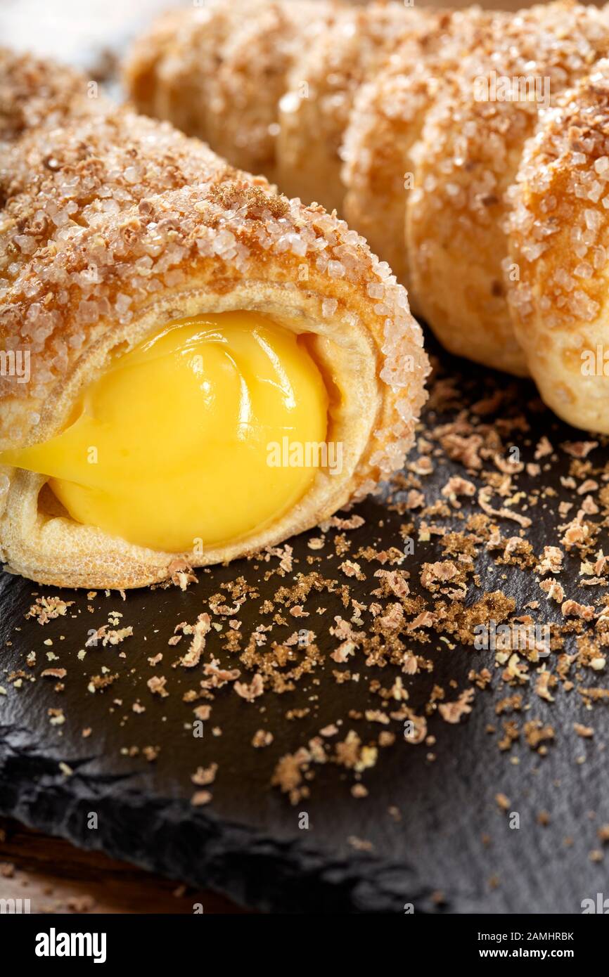 Süßigkeiten mit Vanillecreme auf Schiefer gefüllt Stockfoto