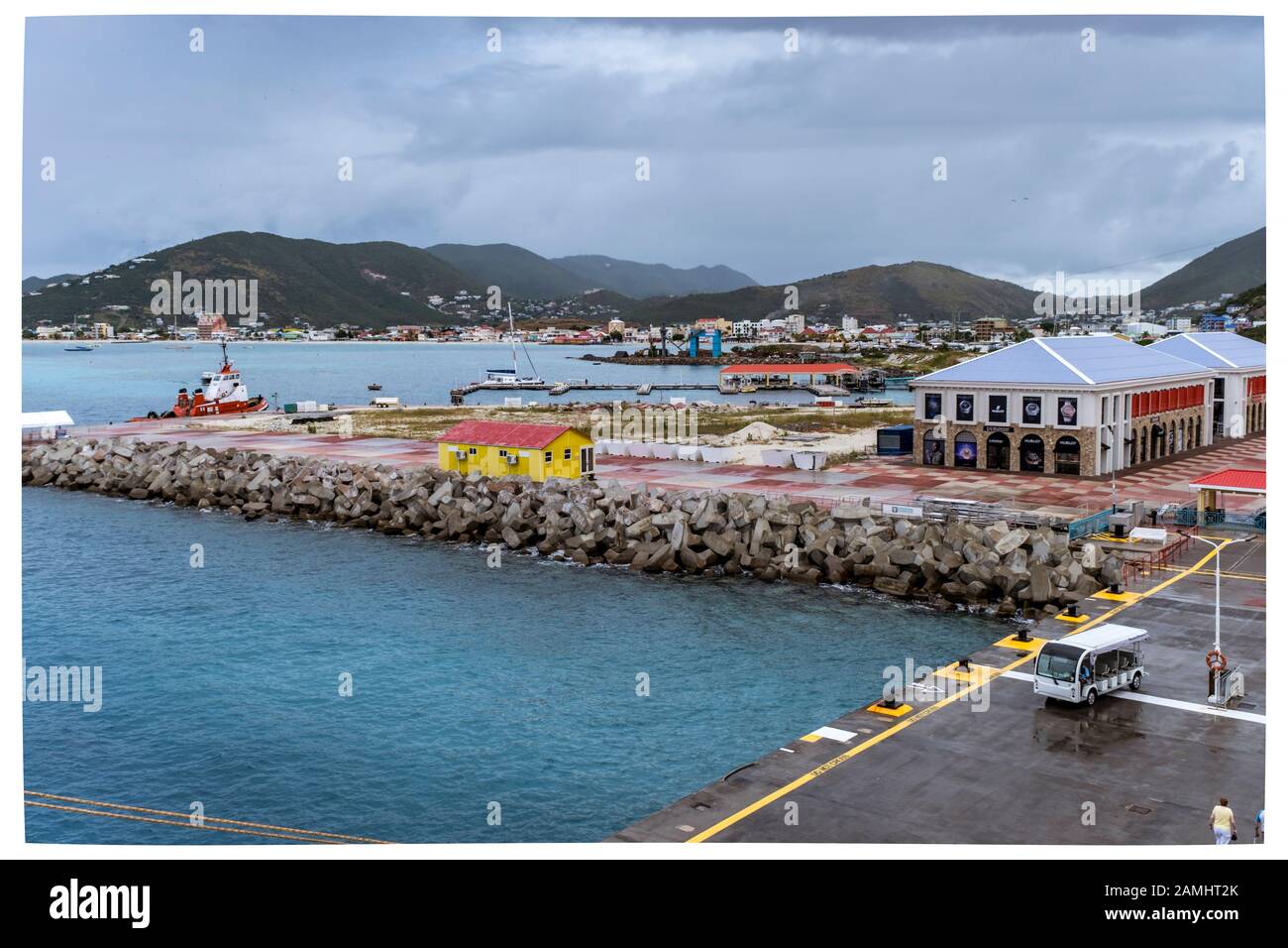 Blick auf Hafengebiet, Hafen und Kreuzfahrtterminal, Philipsburg, Sint Maarten, St. Maarten, Niederländische Antillen, Westindien, Karibik. Stockfoto