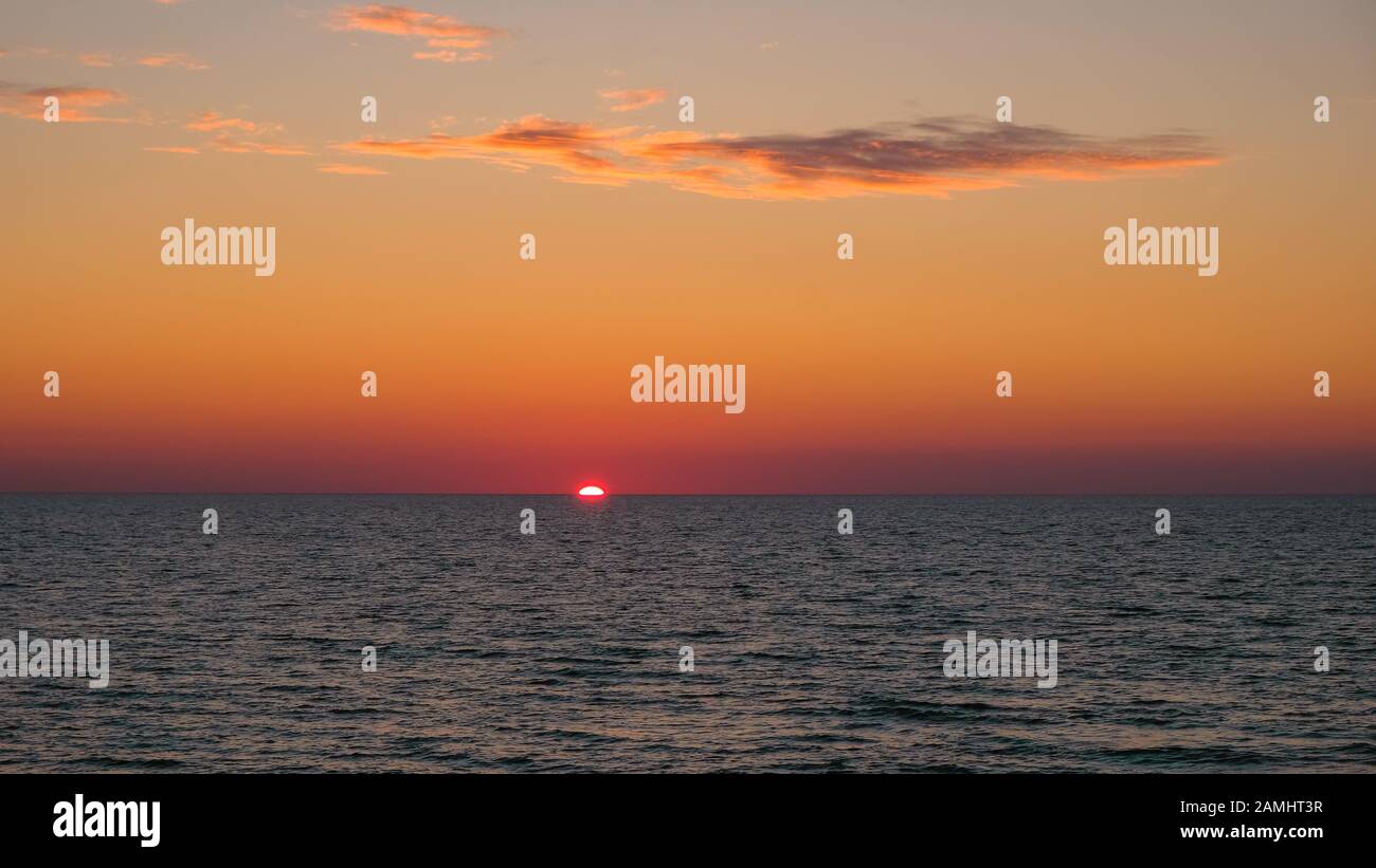 Eindrucksvoller brennender Sonnenuntergang Himmel und Meereshorizont im cilento südlich von italien, Natur Stockfoto