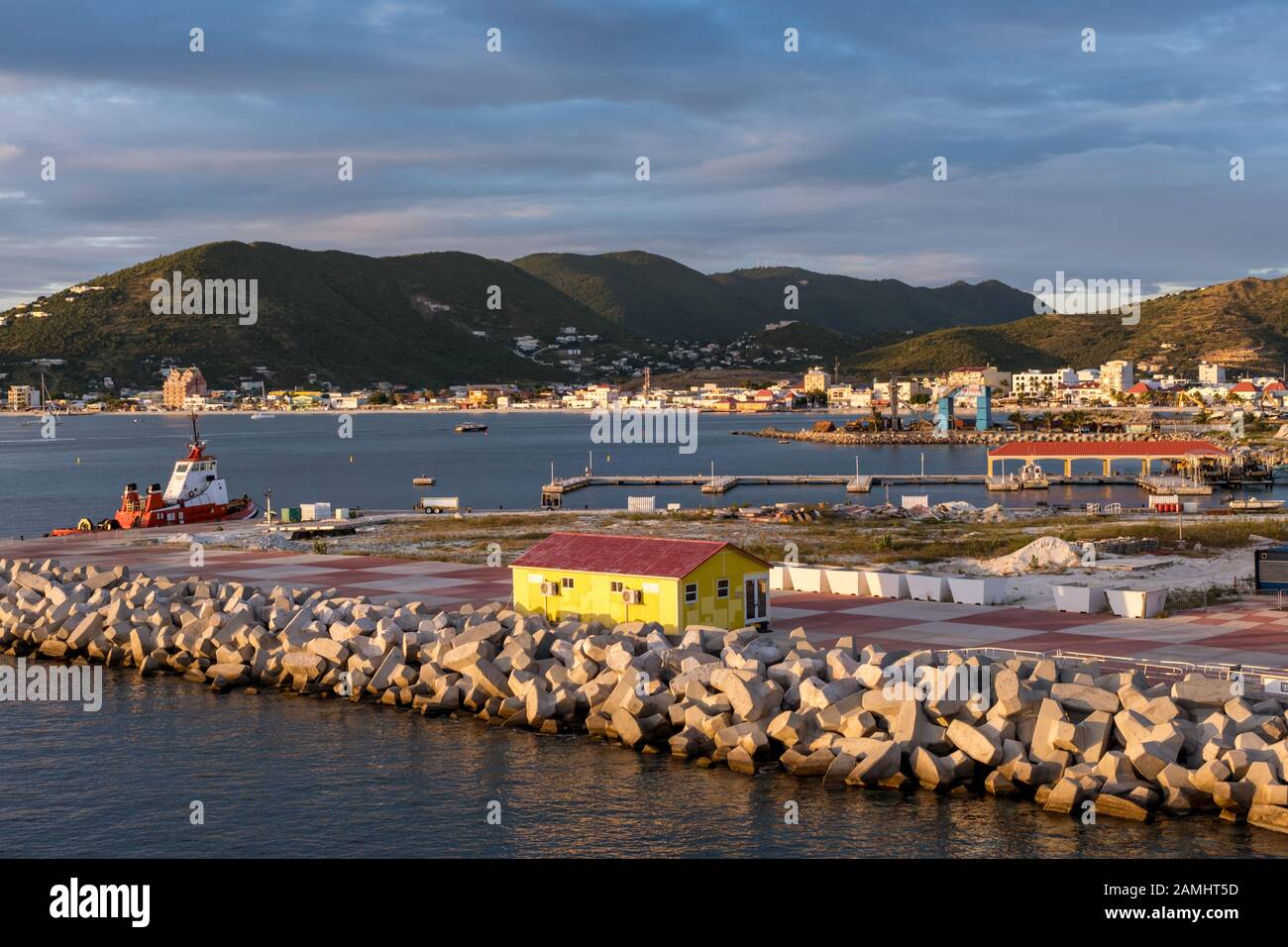 Blick auf Hafengebiet und Hafen, Philipsburg, Sint Maarten, St. Maarten, Niederländische Antillen, Westindien, Karibik. Stockfoto