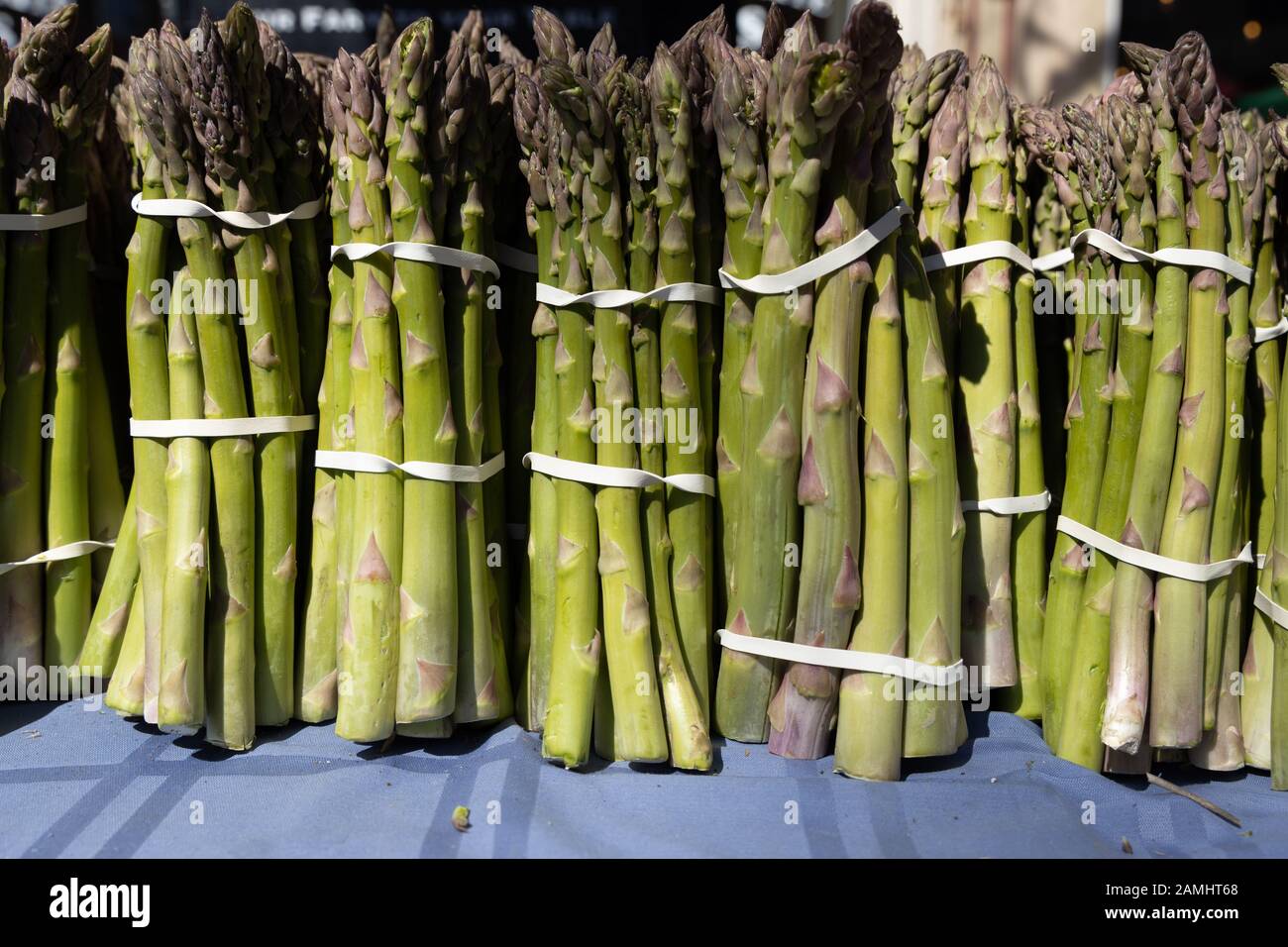 Nahaufnahme der Spargelbrötchen auf Dem Farmers Market an Der Historischen Murphy Avenue, Sunnyvale, Kalifornien USA Stockfoto