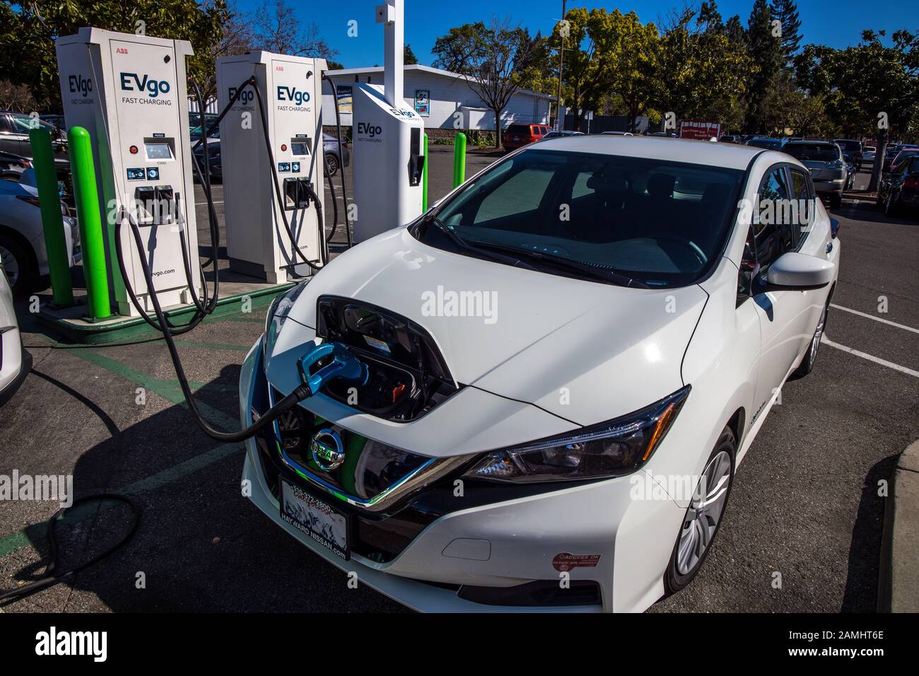 Nissan Leaf Elektroauto wird an der EVgo Wiederaufladestation in Kalifornien Evgo Ladestationen aufgeladen Stockfoto