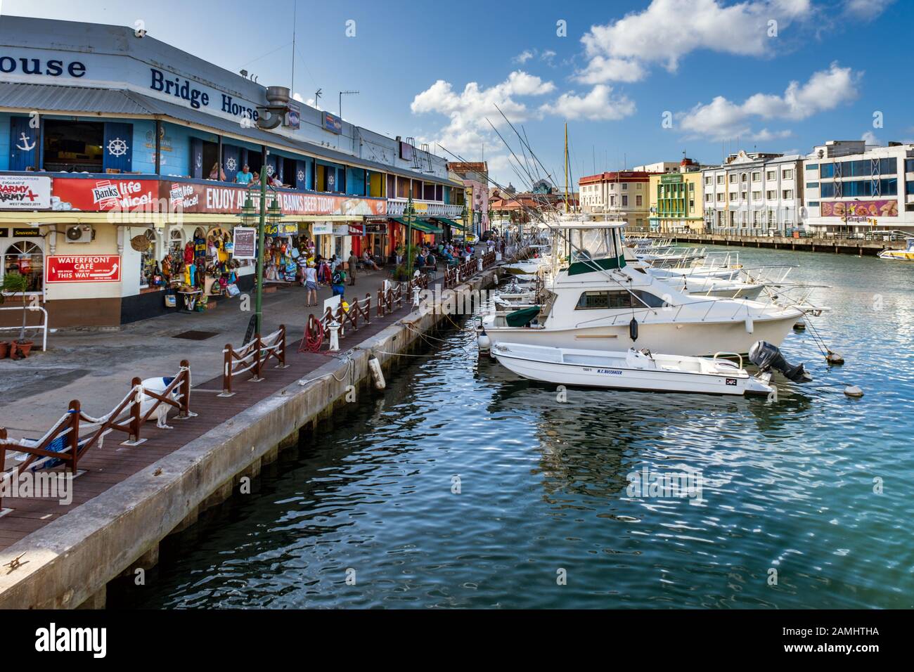 Bridge House und angelegten Boote am Ufer, Bridgetown, Barbados, West Indies, Karibik Stockfoto