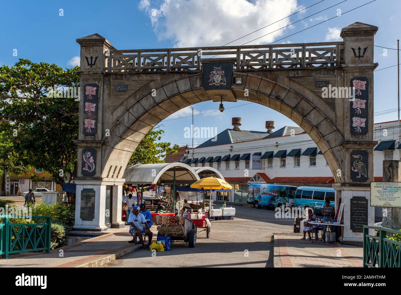 Straßenverkäufer um die Unabhängigkeit Arch am südlichen Ende des Chamberlain Bridge, Bridgetown, Barbados, West Indies, Karibik Stockfoto