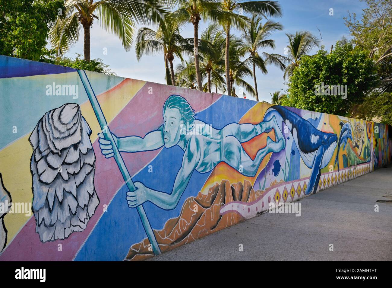 Wandgemälde an der Wand in Bucerias, Riviera Nayarit, Mexiko. "Nuestra Bahia y su Origen" von Ramon Carrillo Escobedo. Stockfoto