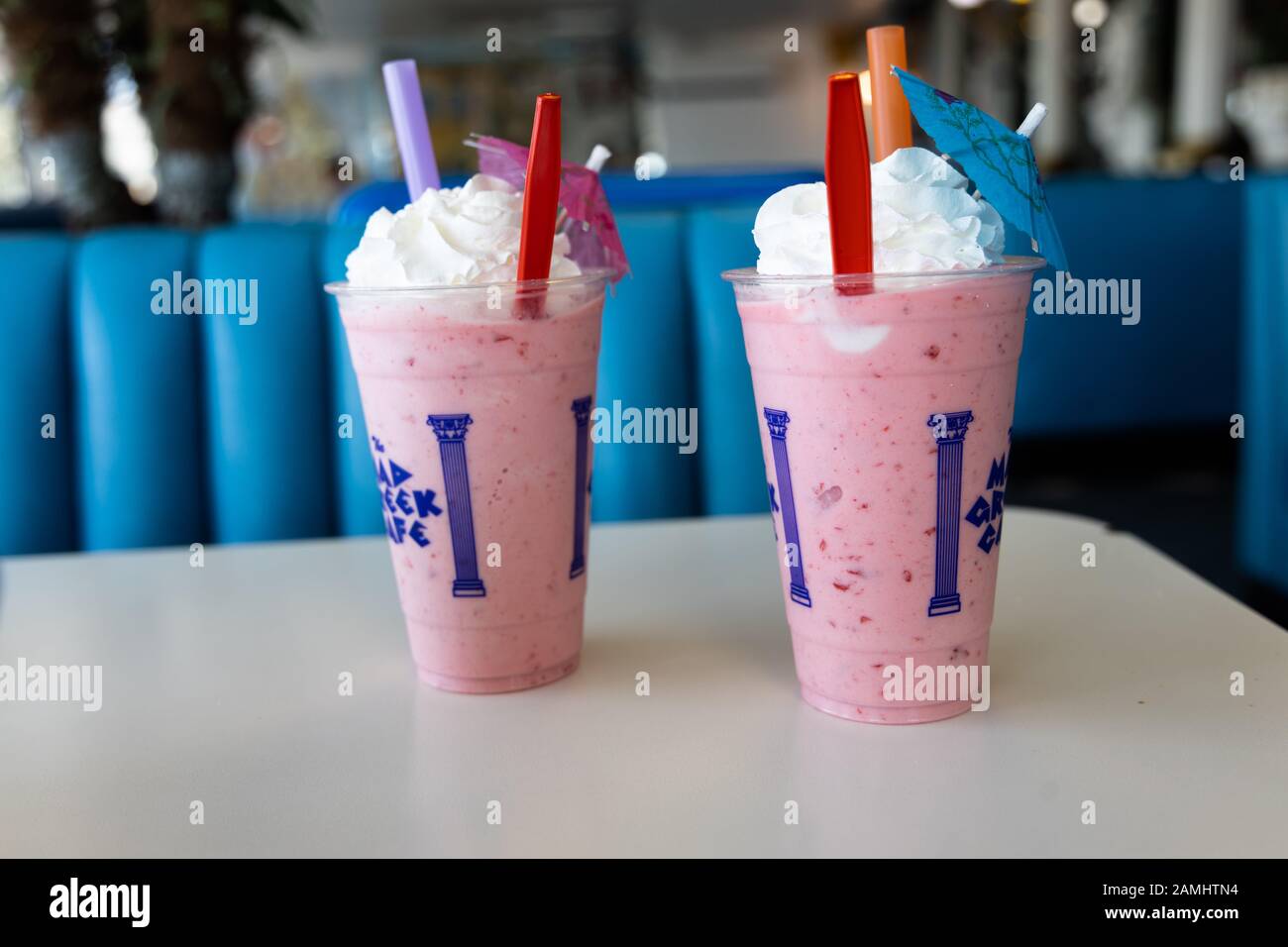 Mad Greek Cafe Frische Erdbeer-Milchshakes mit Creme bestockt Stockfoto