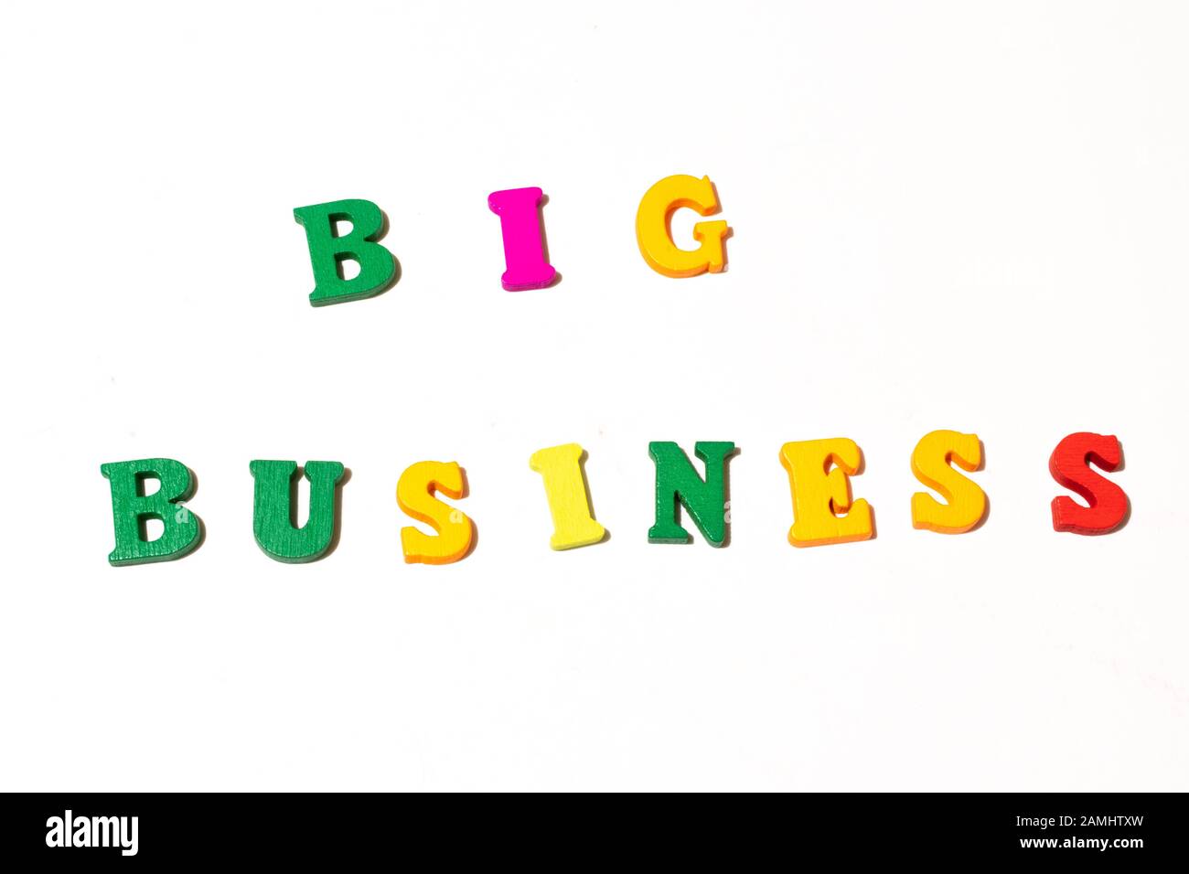 Word Big-Business-Briefbrett auf weißem Hintergrund. Flaches Lay zur Veranschaulichung Stockfoto