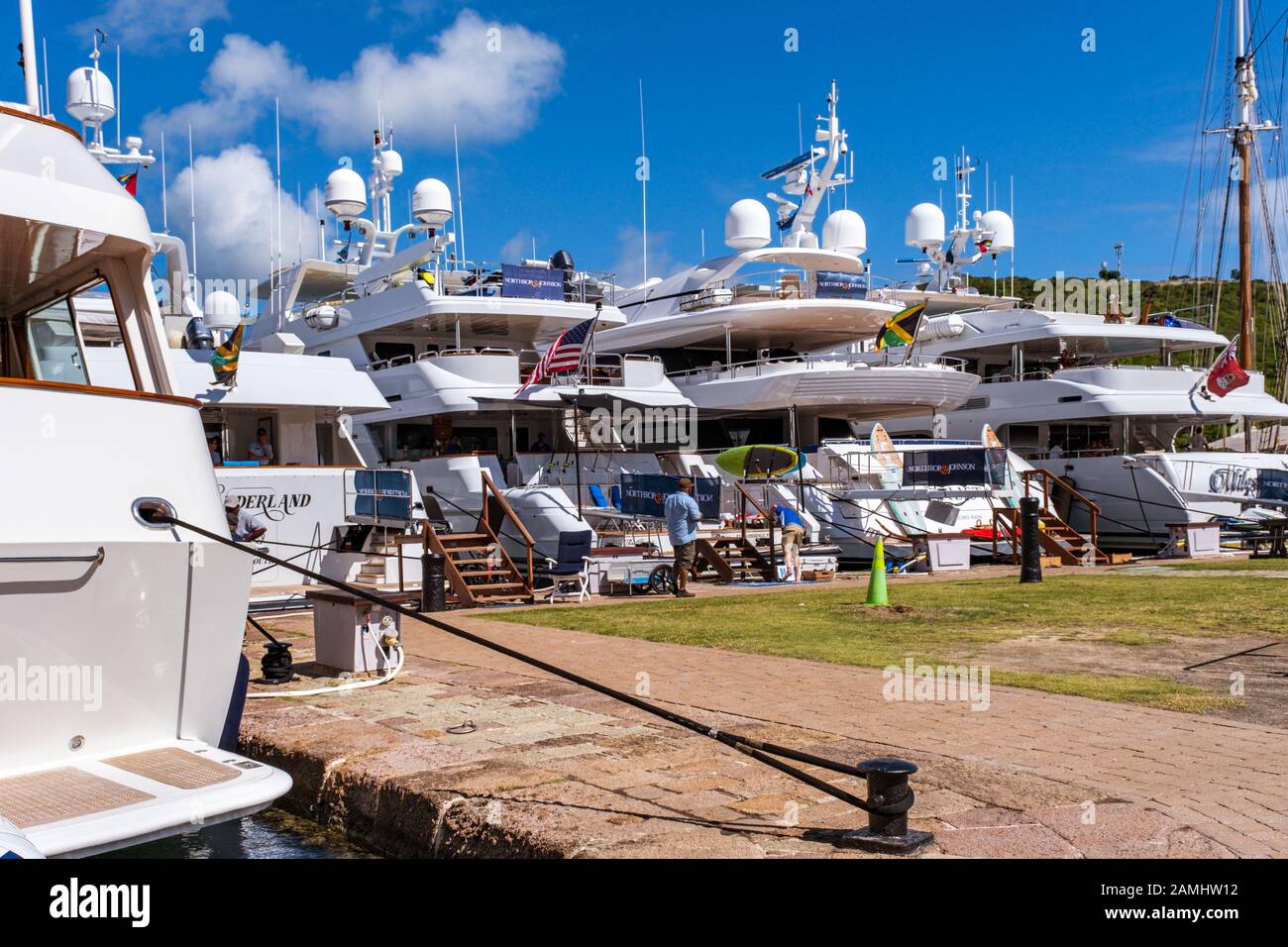Yachts, Superyacht's und Cruisers berthrten in Nelsons Dockyard Marina, Antigua, West Indies, Karibik Stockfoto