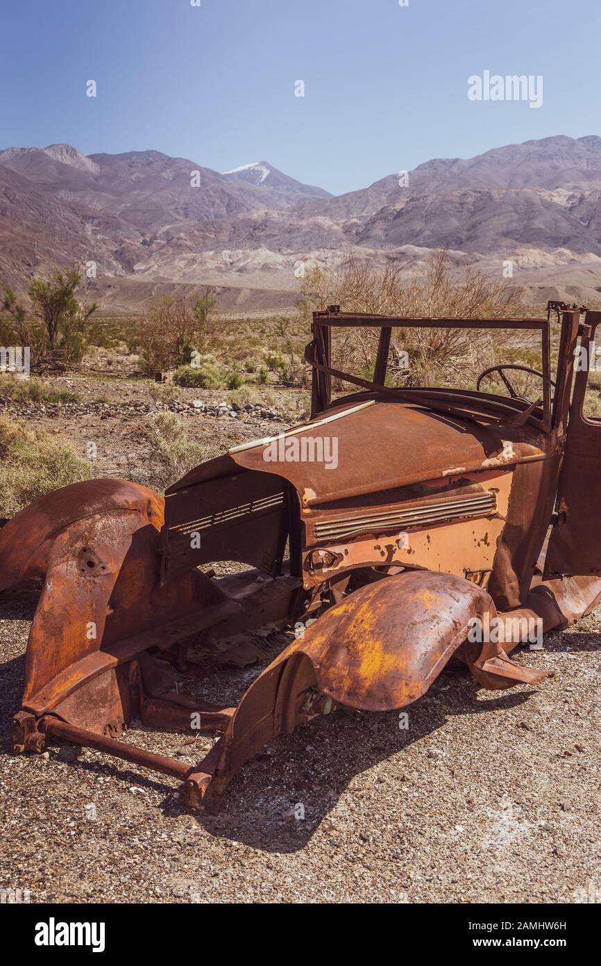 Altes verrostetes Oldtimer n Ballaret, Inyo County in der südkalifornischen Wüste USA mit Chassis aus schlecht verrotteten (verrosteten) Autos in Wüsteneinstellung Stockfoto
