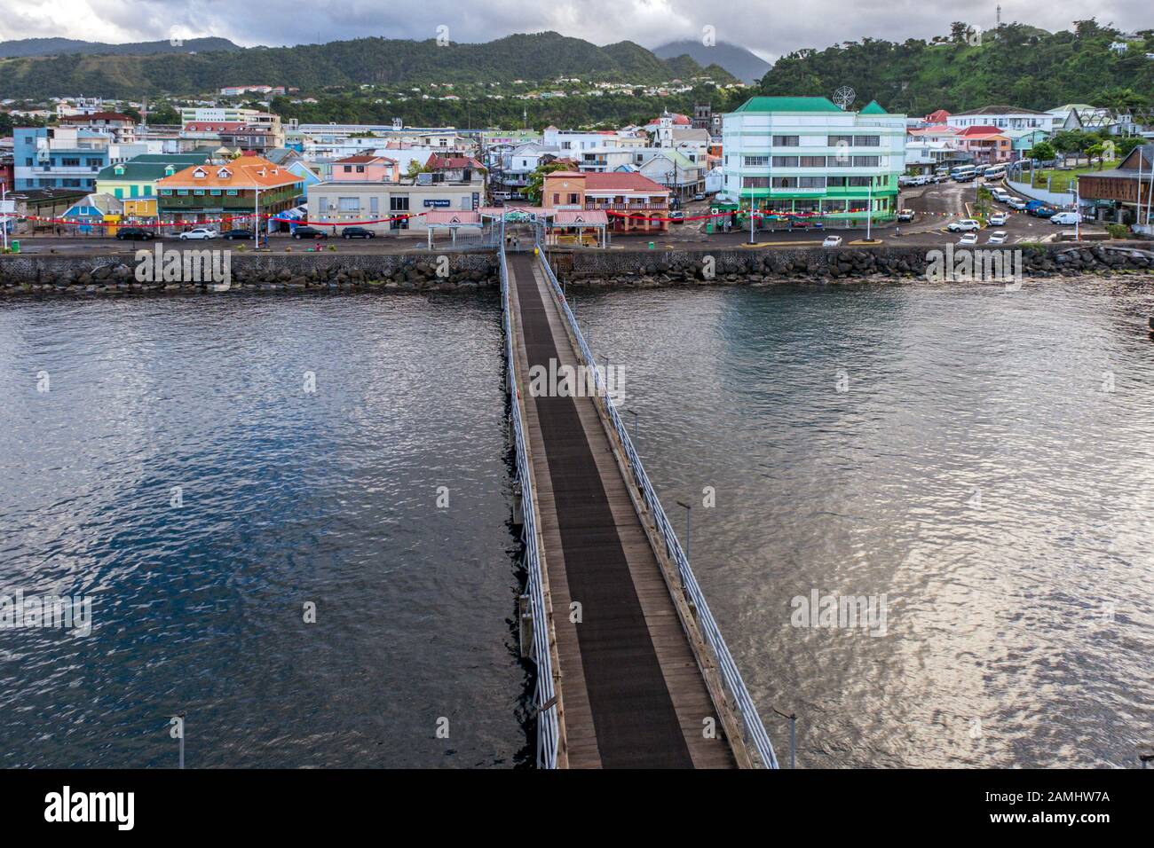 Blick vom Kreuzfahrtschiff von Port of Roseau, Dominica, Windward Islands, West Indies, Karibik Stockfoto