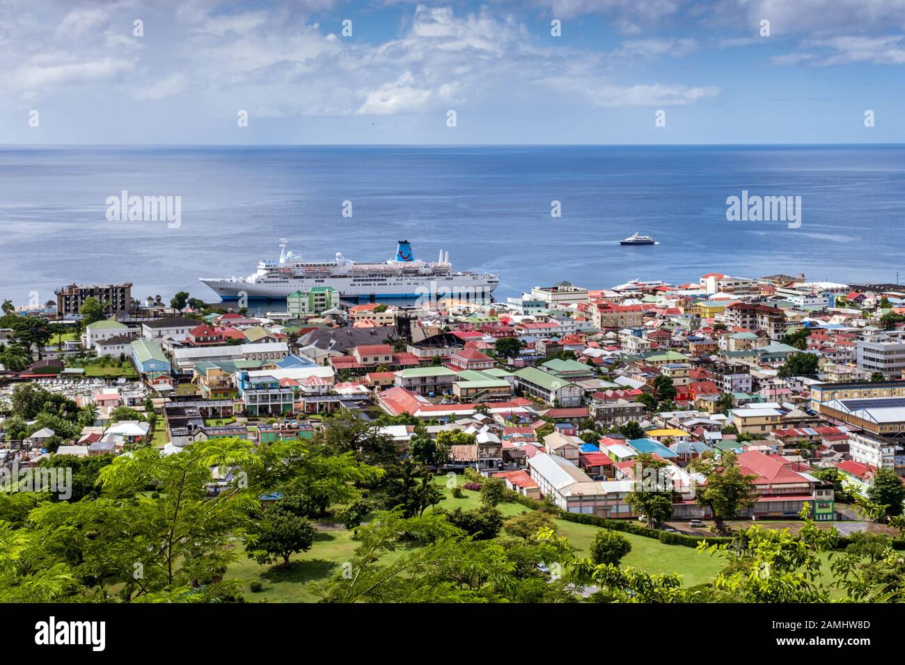 Blick auf den Hafen von Roseau vom Botanischen Garten, mit angedocktem Marella Celebration Cruise Ship, Dominica, Windward Islands, West Indies, Karibik Stockfoto