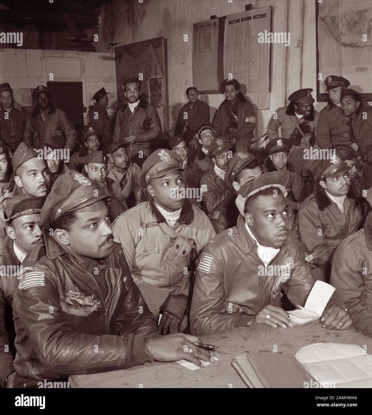 Eine Reihe von Tuskegee Airmen (die ersten schwarzen Militärflieger im US Army Air Corps, einem Vorläufer der US Air Force) nahmen im März 1945 während des zweiten Weltkriegs an einem Briefing in Ramitelli, Italien Teil Stockfoto