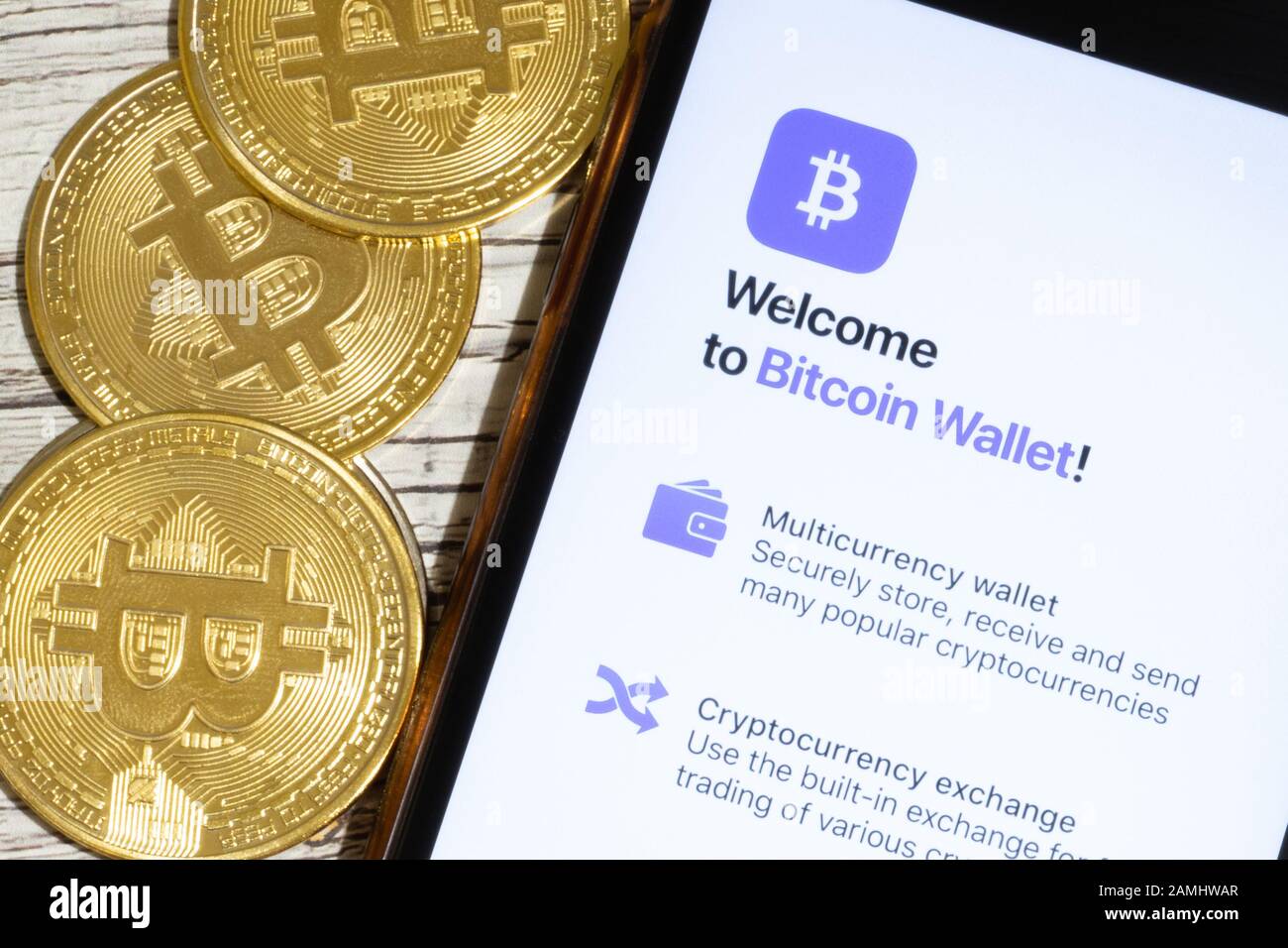 Sankt Petersburg, Russland - 10. Januar 2020: Telefonbildschirm mit Bitcoin Wallet Handy-App-Symbol Nahaufnahme mit goldenen Kryptokurrenzie-Münzen, Illustration Stockfoto