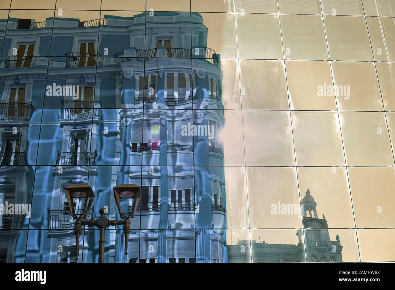 Spiegelung des verzierten Stadtgebäudes in einem Spiegelgebäude Stockfoto