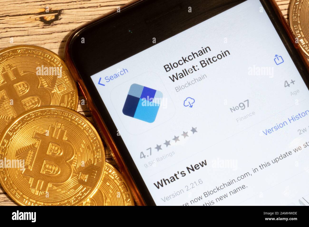 Sankt Petersburg, Russland - 10. Januar 2020: Telefonbildschirm mit Blockchain Wallet Mobile App-Logo Nahaufnahme mit Bitcoin-Münzen, Illustrative Editorial Stockfoto