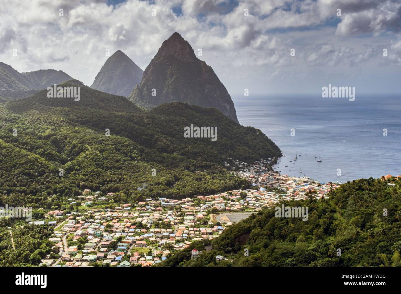 Blick hinunter nach Soufriere, mit den zwei Gipfeln der Piton-Berge dahinter, Saint Lucia, West Indies, Karibik Stockfoto