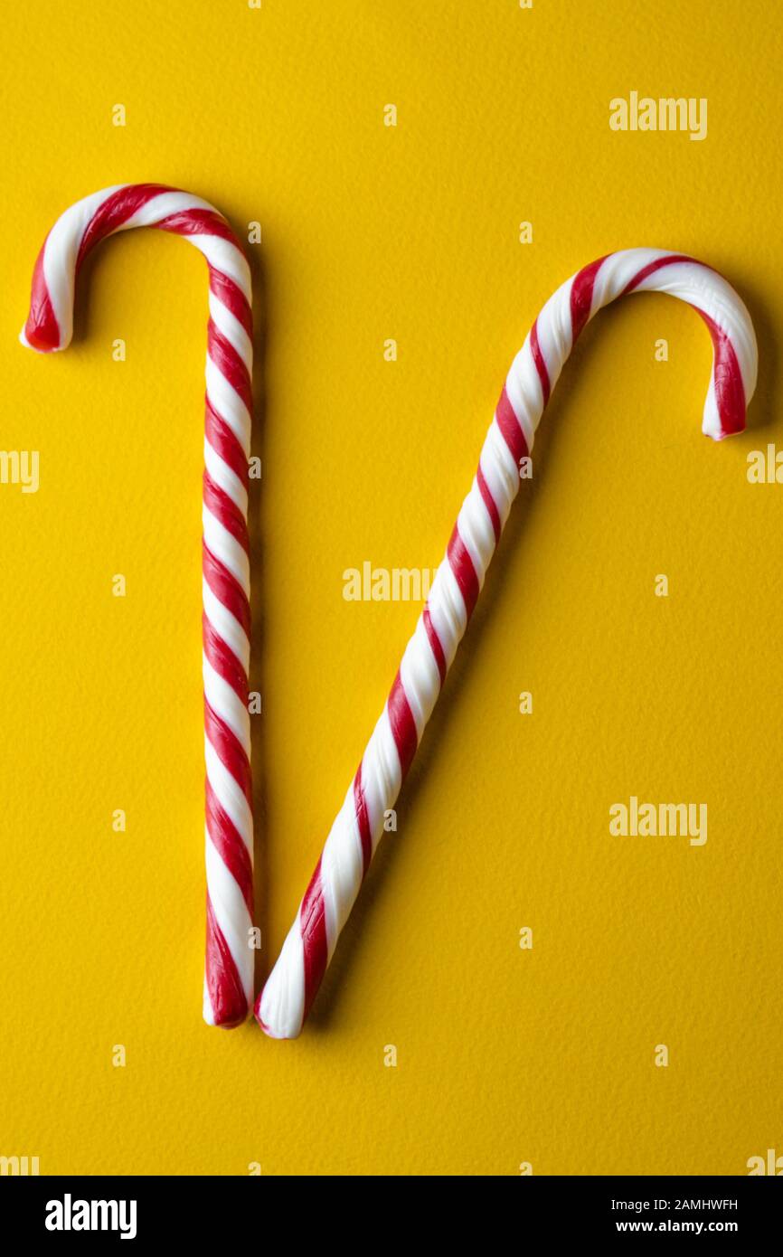 Pfefferminzbonbons auf gelbem Hintergrund Stockfoto