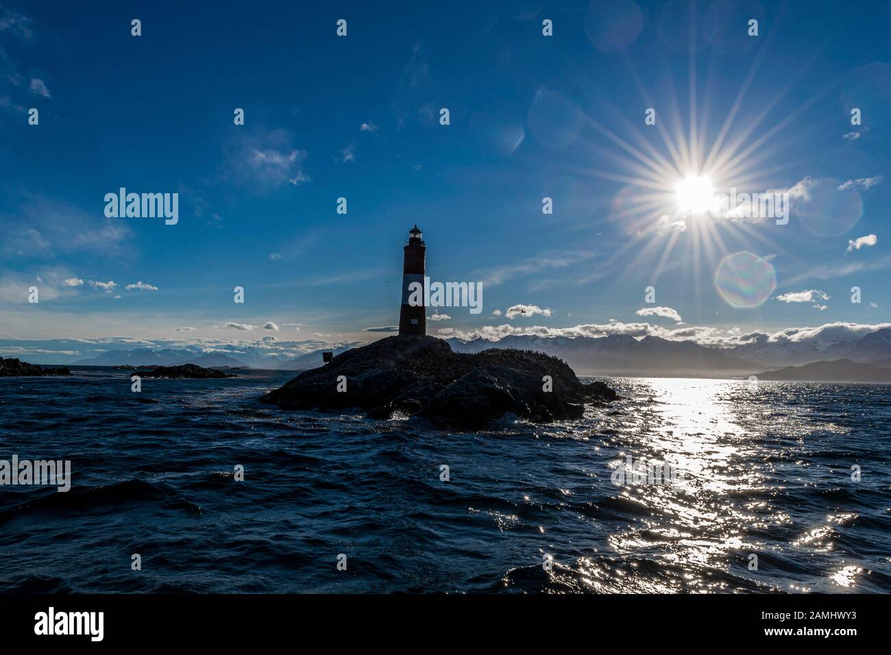 Leuchtturm Les Eclaireurs Silhouette gegen Sonnenlicht Strahlen am Ende der Welt in Ushuaia, Feuerland, Argentinien Stockfoto