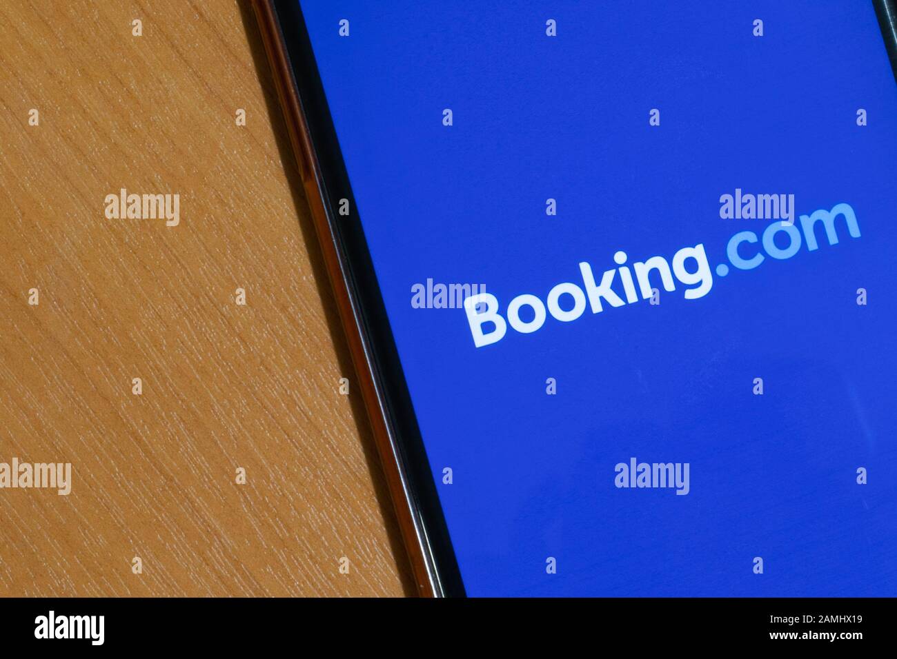 Sankt Petersburg, Russland - 10. Januar 2020: App für die Buchung auf dem Telefondiscreen in der Nähe von Copy-Space. Blaues Logo von Booking.com, Bildmaterial Stockfoto