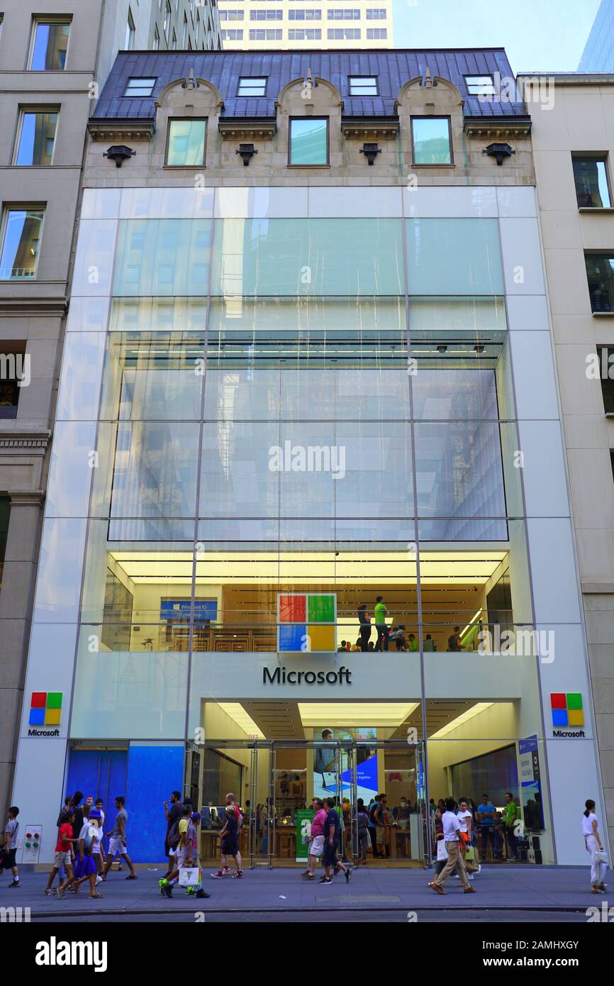 Besucher im Microsoft Store in Midtown Manhattan, New York City Stockfoto