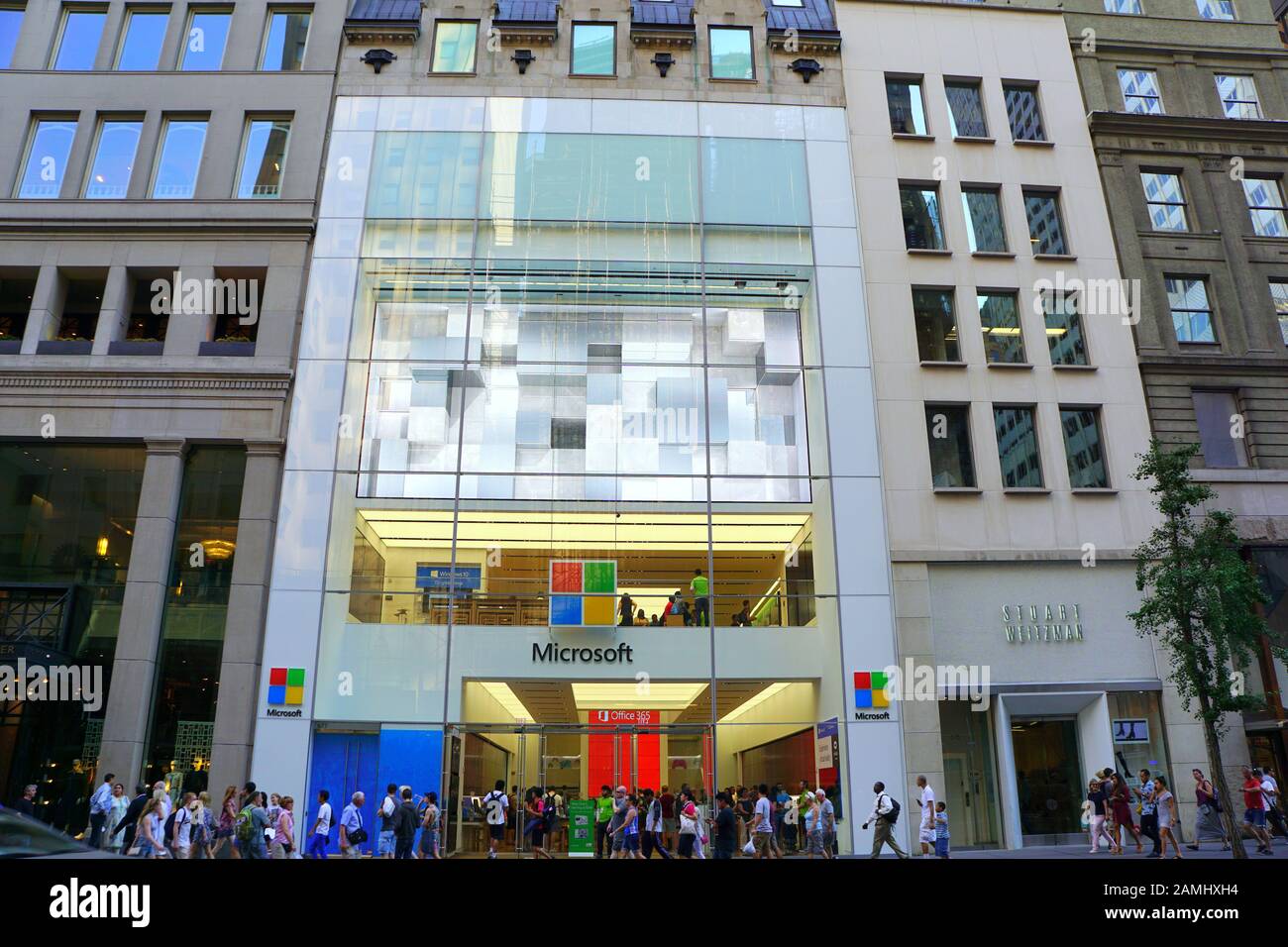 Besucher im Microsoft Store in Midtown Manhattan, New York City Stockfoto