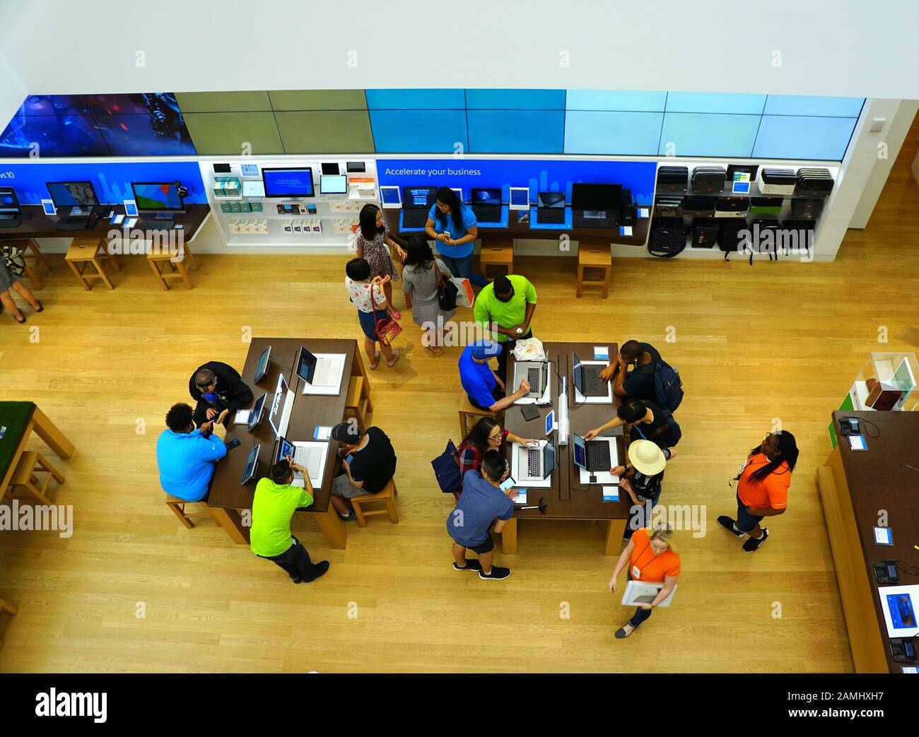 Besucher im Microsoft Store in Midtown Manhattan, New York City Stockfoto