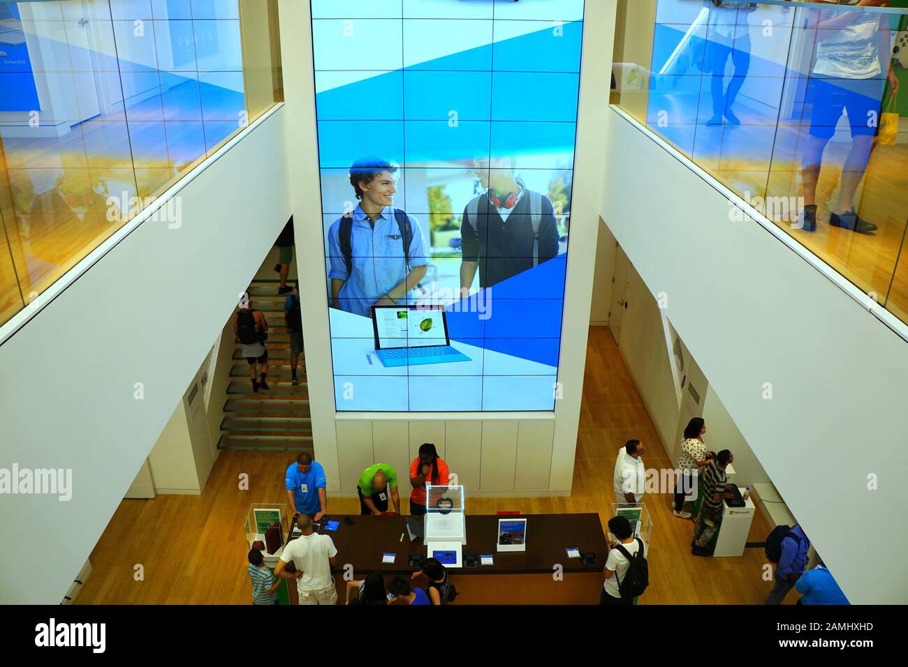 Besucher im Microsoft Store in Midtown Manhattan, New York City Stockfoto