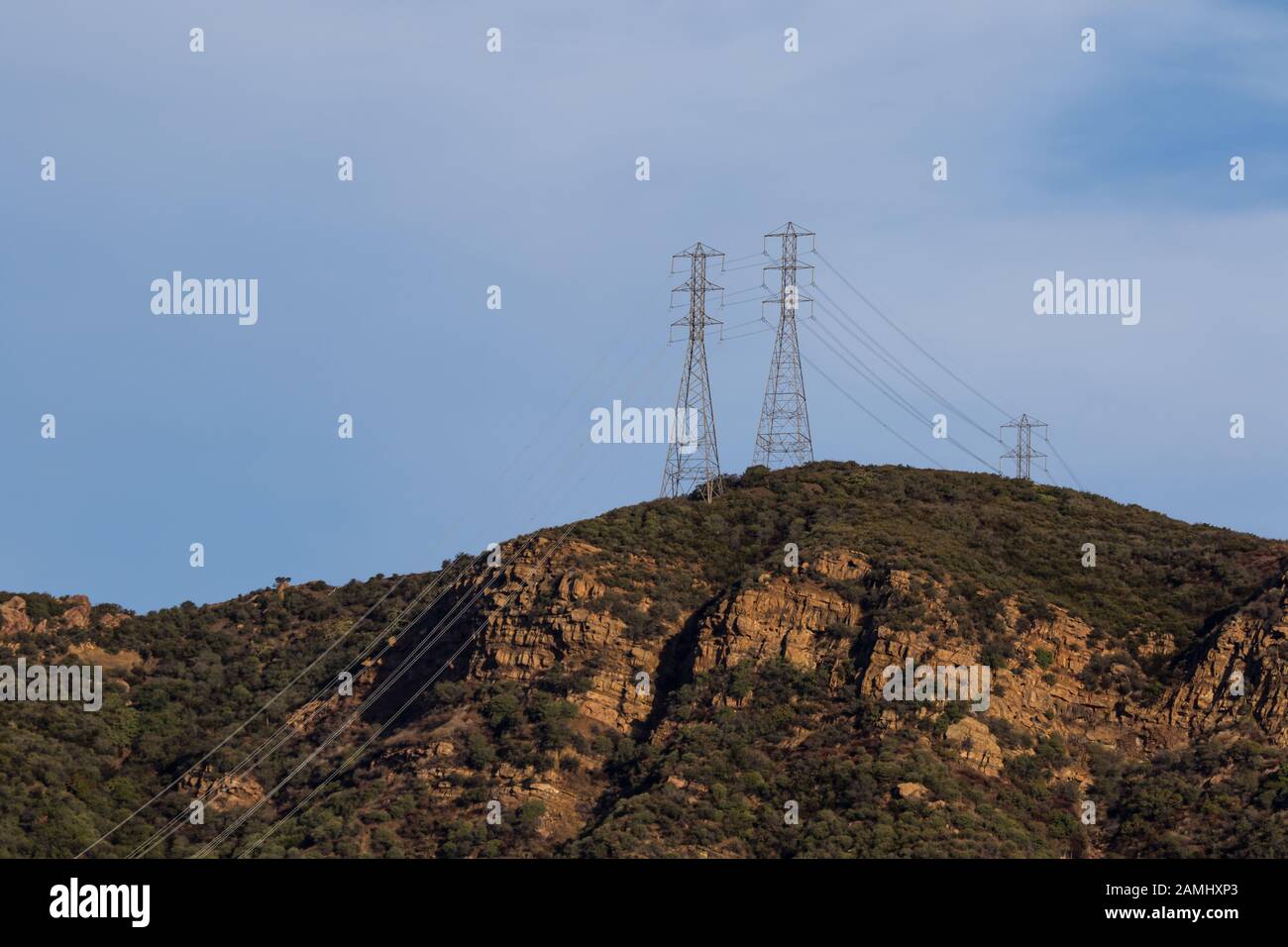 Hochspannungs-Elektropylone im Süden Kaliforniens Edison, die Stromleitungen in einem ländlichen Raum tragen Stockfoto