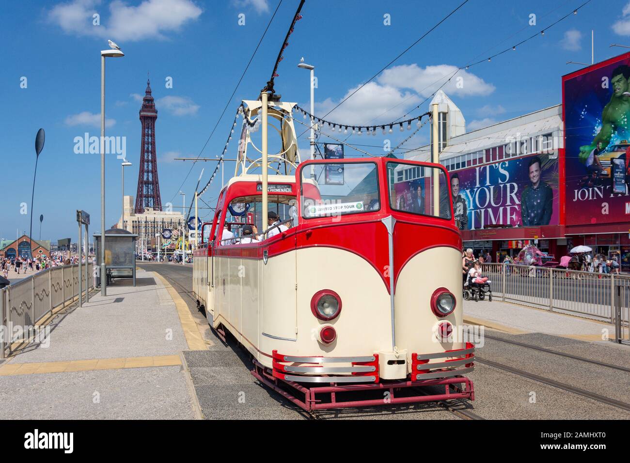 Heritage Boat Car Leaving Stop, Ocean Boulevard, Promenade, Blackpool, Lancashire, England, Großbritannien Stockfoto