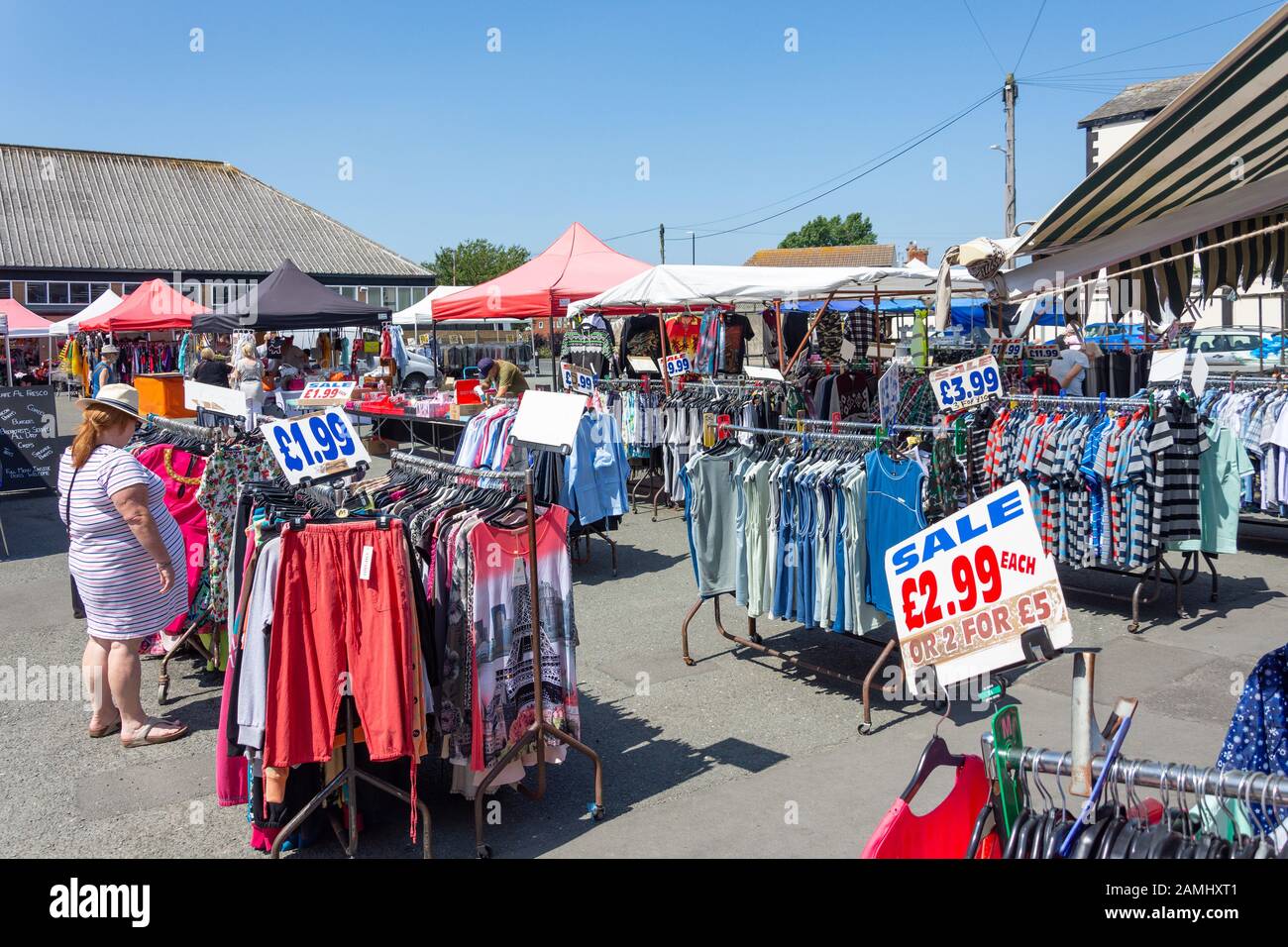 Kleiderstände auf Fleetwood Market, Adelaide Street, Fleetwood, Lancashire, England, Großbritannien Stockfoto