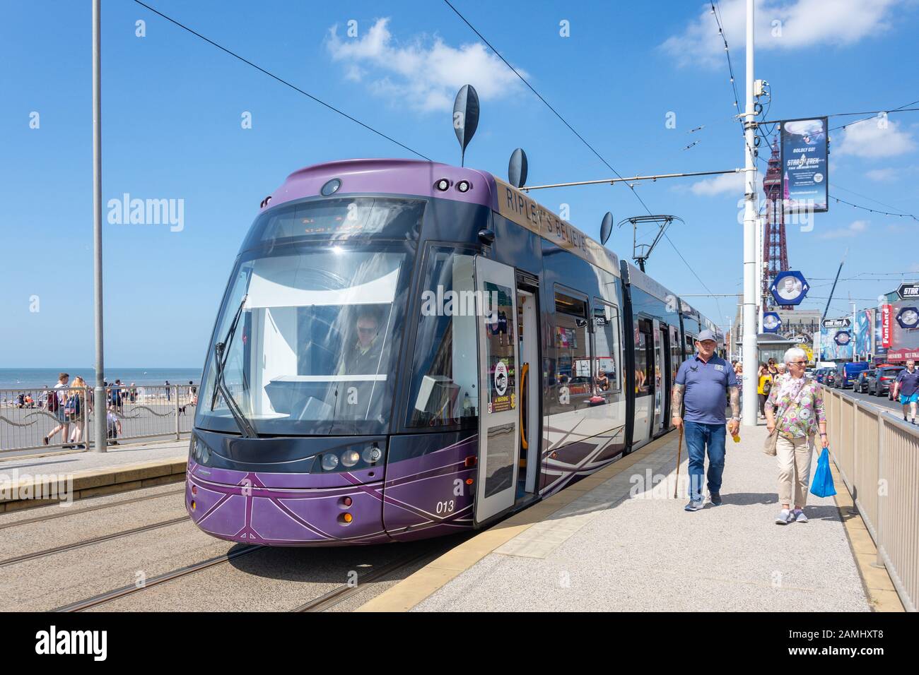 Blackpool Tramway an der Straßenbahnhaltestelle Ocean Boulevard, Promenade, Blackpool, Lancashire, England, Großbritannien Stockfoto