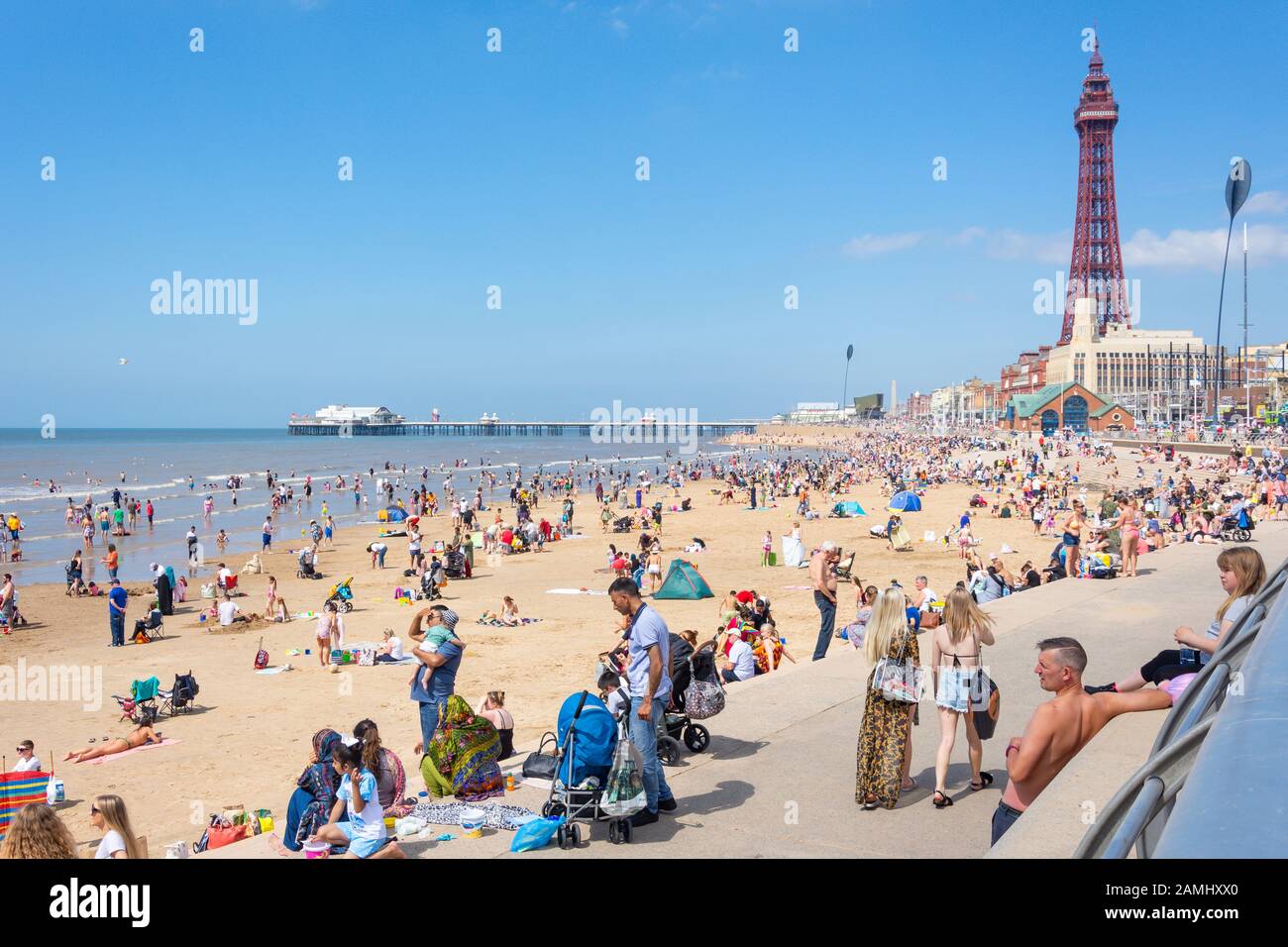 Überfüllter Blackpool Beach, Blackpool, Lancashire, England, Großbritannien Stockfoto