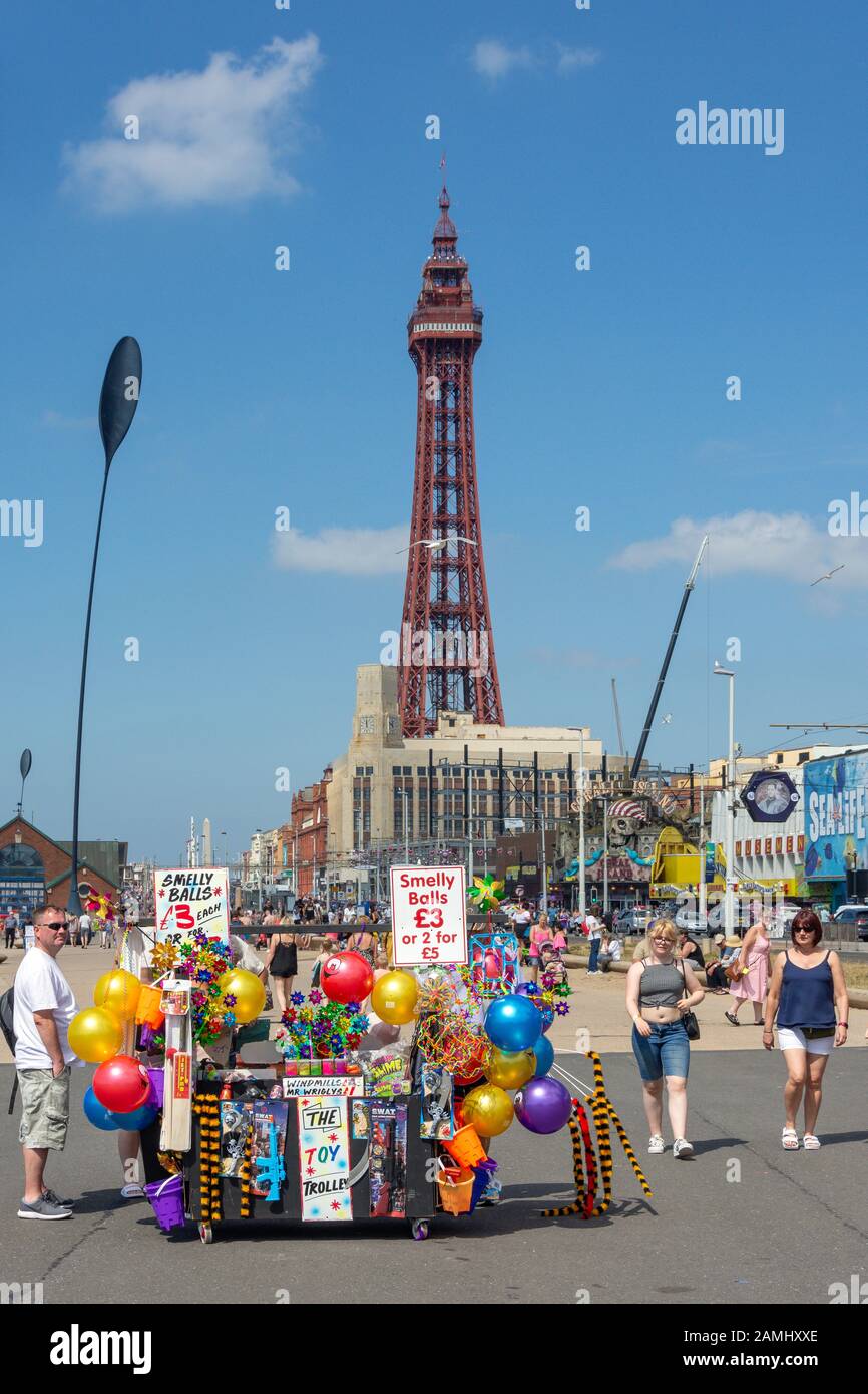 Der Spielzeug-Trolly an Strandpromenade, Blackpool, Lancashire, England, Großbritannien Stockfoto