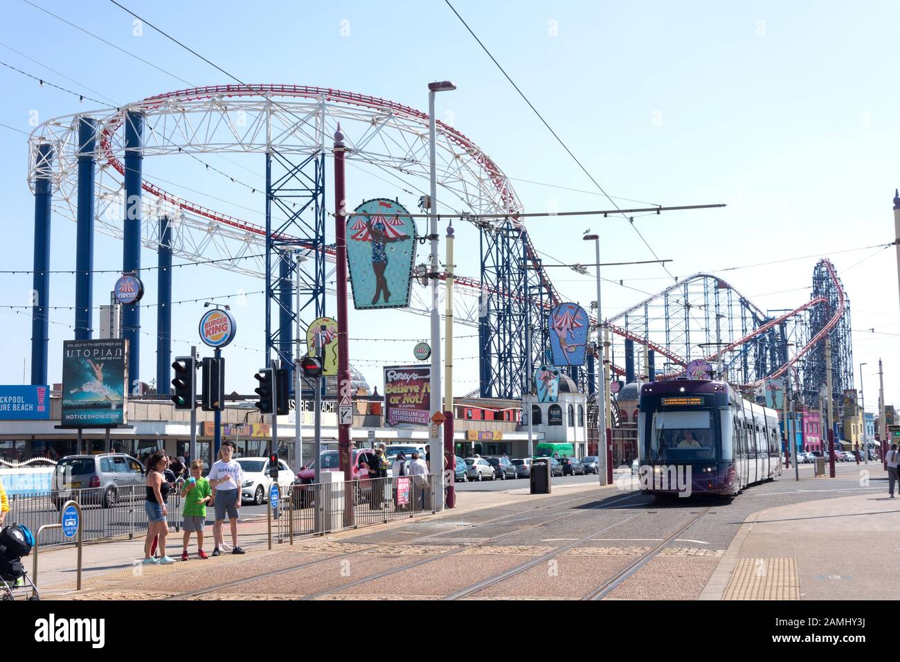 Straßenbahn- und Blackpool Pleasure Beach, Ocean Boulevard, Promenade, Blackpool, Lancashire, England, Vereinigtes Königreich Stockfoto