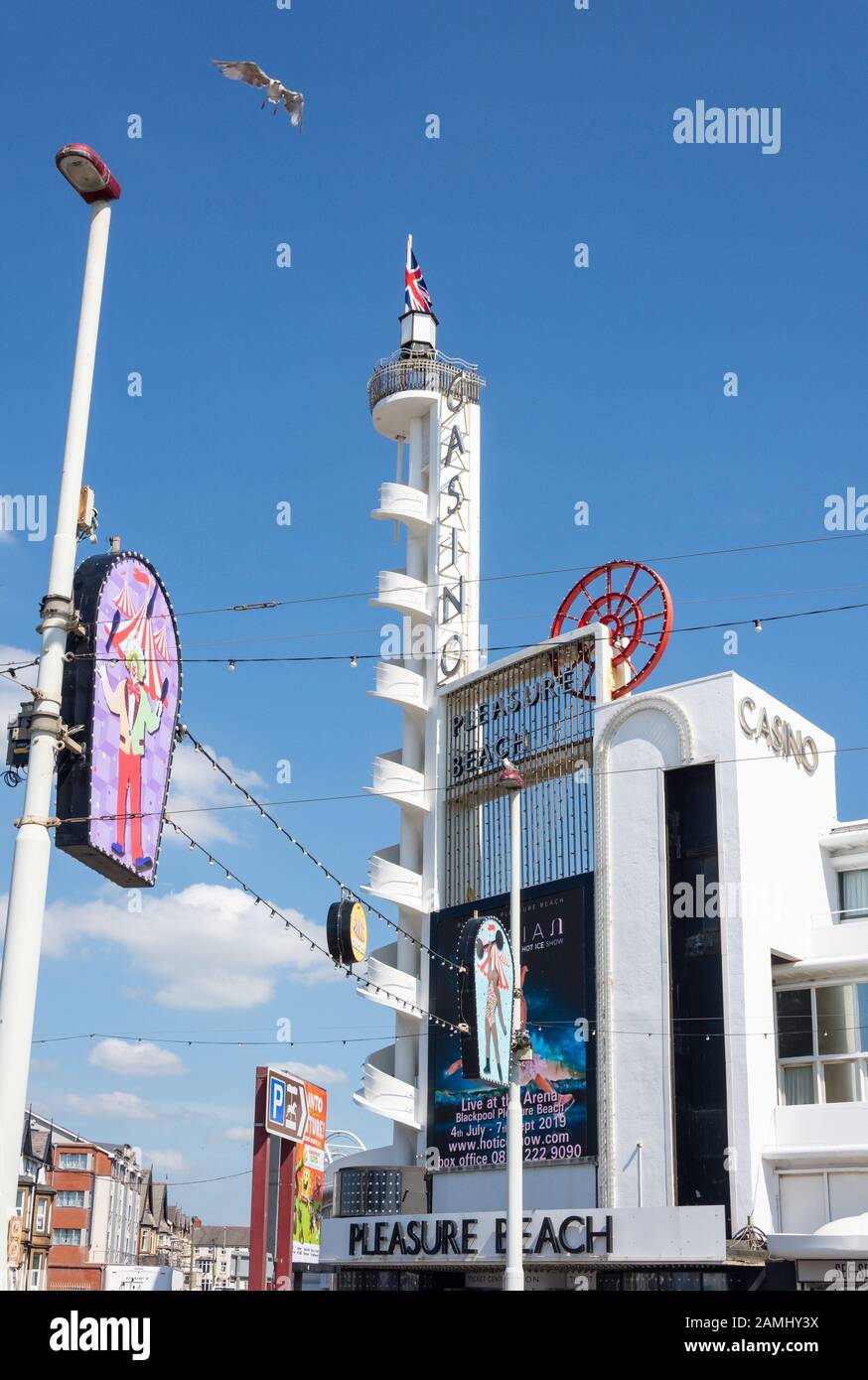 The White Tower, Art Deco Casino Building Pleasure Beach, Ocean Boulevard, Promenade, Blackpool, Lancashire, England, Großbritannien Stockfoto