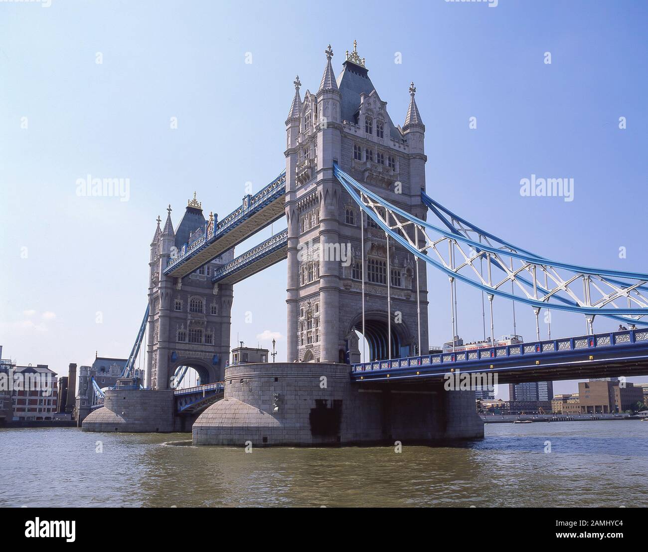 Tower Bridge von North Bank, London Borough of Tower Hamlets, Greater London, England, Vereinigtes Königreich Stockfoto