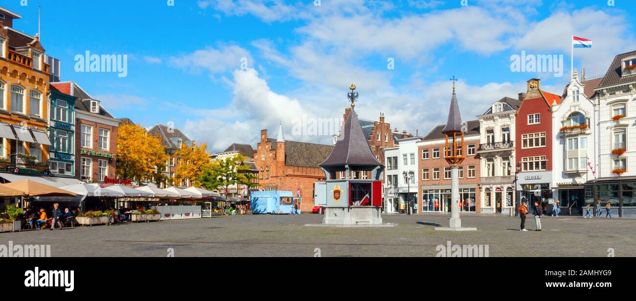 Panoramaaussicht auf den Markt (Marktplatz) an einem sonnigen Tag. Der Marktplatz ist Teil der historischen Innenstadt. Den Bosch, Niederlande. Stockfoto
