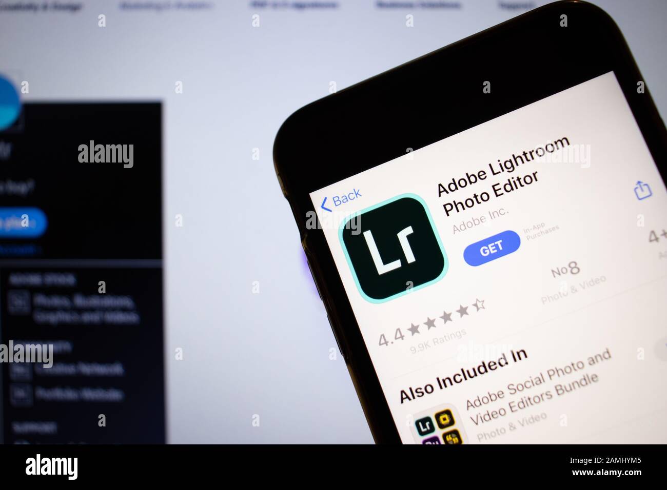 Petersburg, Russland - 10. Januar 2020: Mobiltelefon mit Adobe Lightroom Photo Editor Symbol auf dem Bildschirm Nahaufnahme mit Website auf Laptop Stockfoto