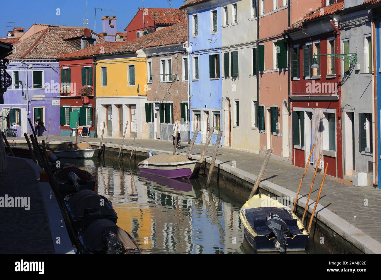 Die Waterfront und den bunten Häusern von Burano in der Lagune von Venedig Stockfoto