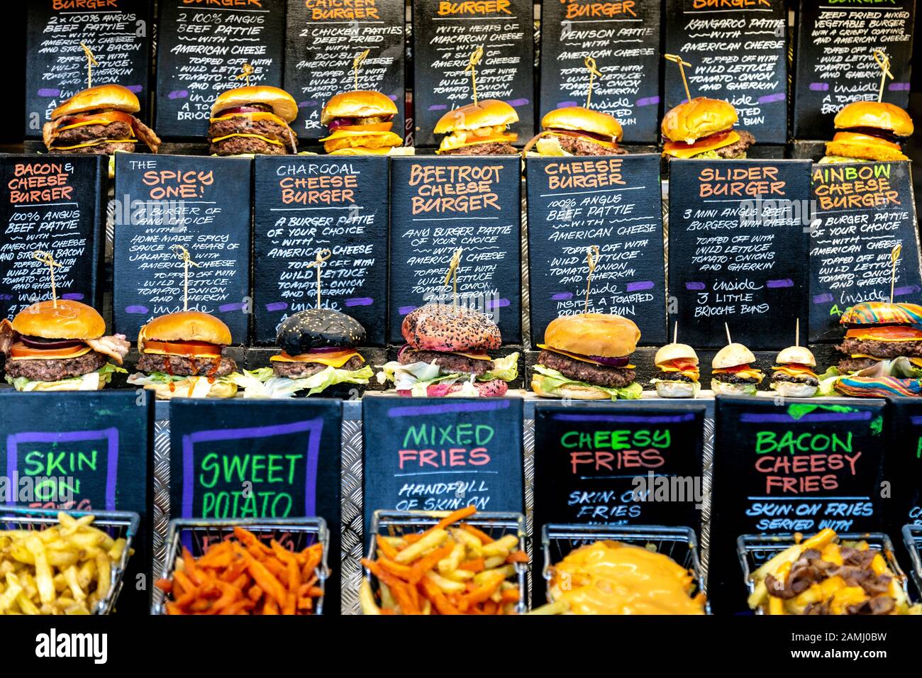 Anzeige der Burger Auswahl an der Burger und Pommes Frites stall in Weihnachten durch den Fluss markt im London Bridge, London, UK Stockfoto