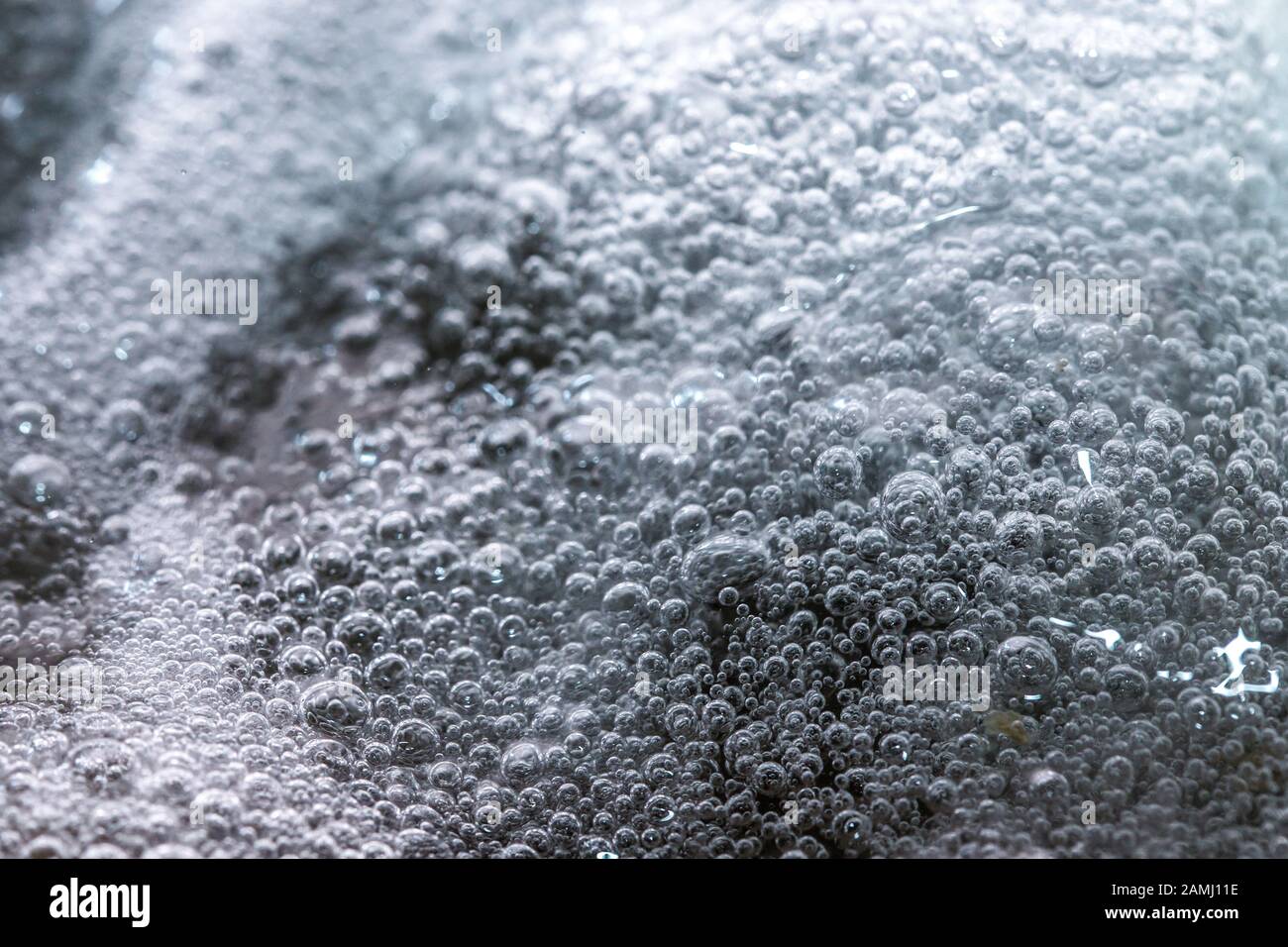 Kochender Schaum in einem Topf auf einem Elektroherd Stockfoto