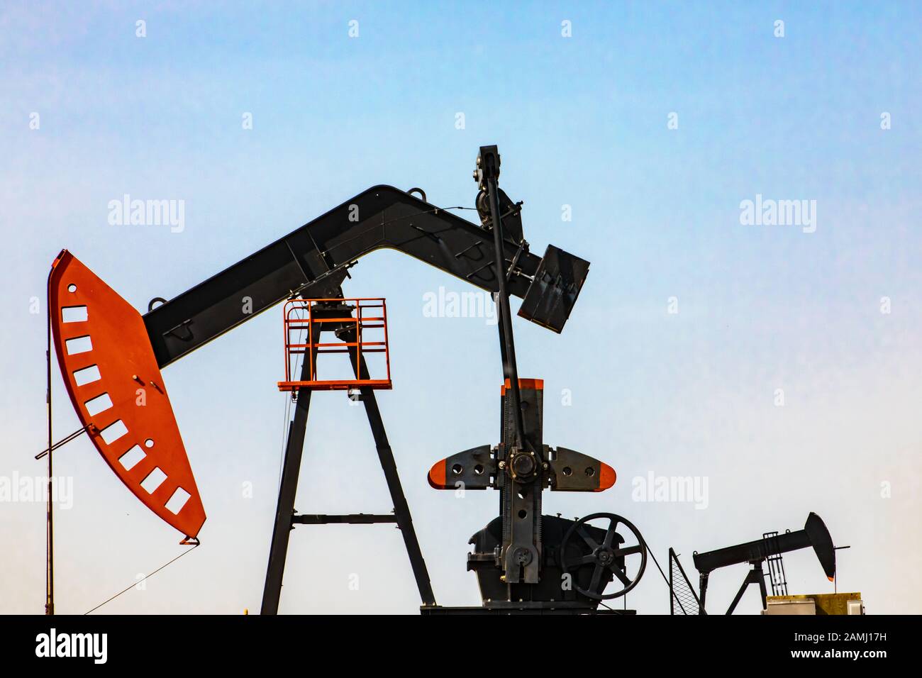 Nahaufnahme der mechanischen Anlagen an einer Ölmulde. Zeigt den Knötchenkopf, den Gehbalken, den Pitman-Arm, das Gegengewicht, den Keilriemen und das Getriebeuntersetzungsgetriebe Stockfoto