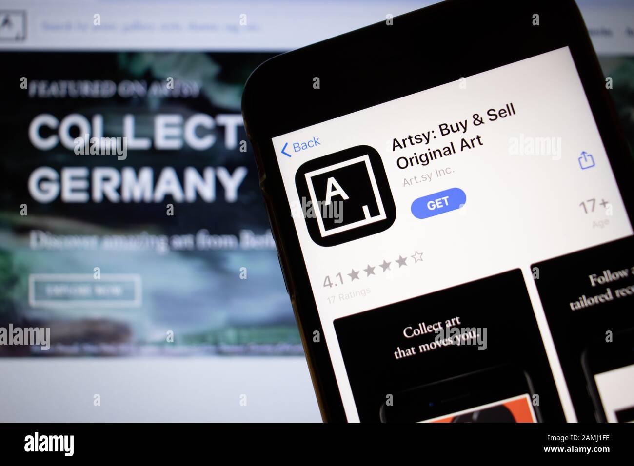 Sankt Petersburg, Russland - 10. Januar 2020: Handy mit Kunstvollen Symbolen auf dem Bildschirm Nahaufnahme mit Website auf Laptop, Illustrative Editorial Stockfoto