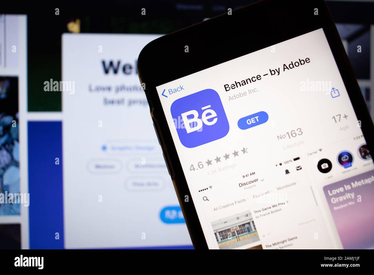 Sankt Petersburg, Russland - 10. Januar 2020: Handy mit Behance by Adobe Symbol auf dem Bildschirm Nahaufnahme mit Website auf Laptop, Illustrative Editorial Stockfoto